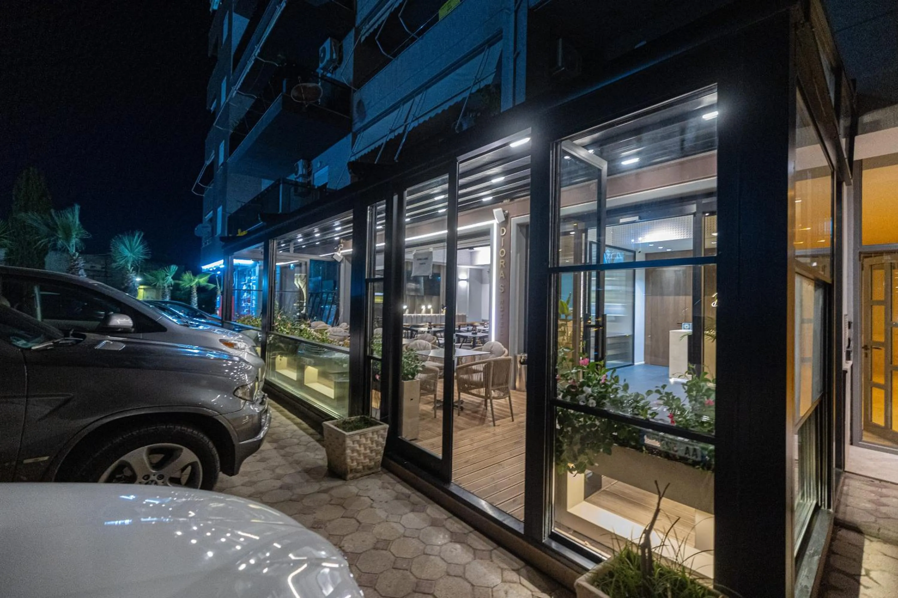 Restaurant/places to eat in Miramare Apartments
