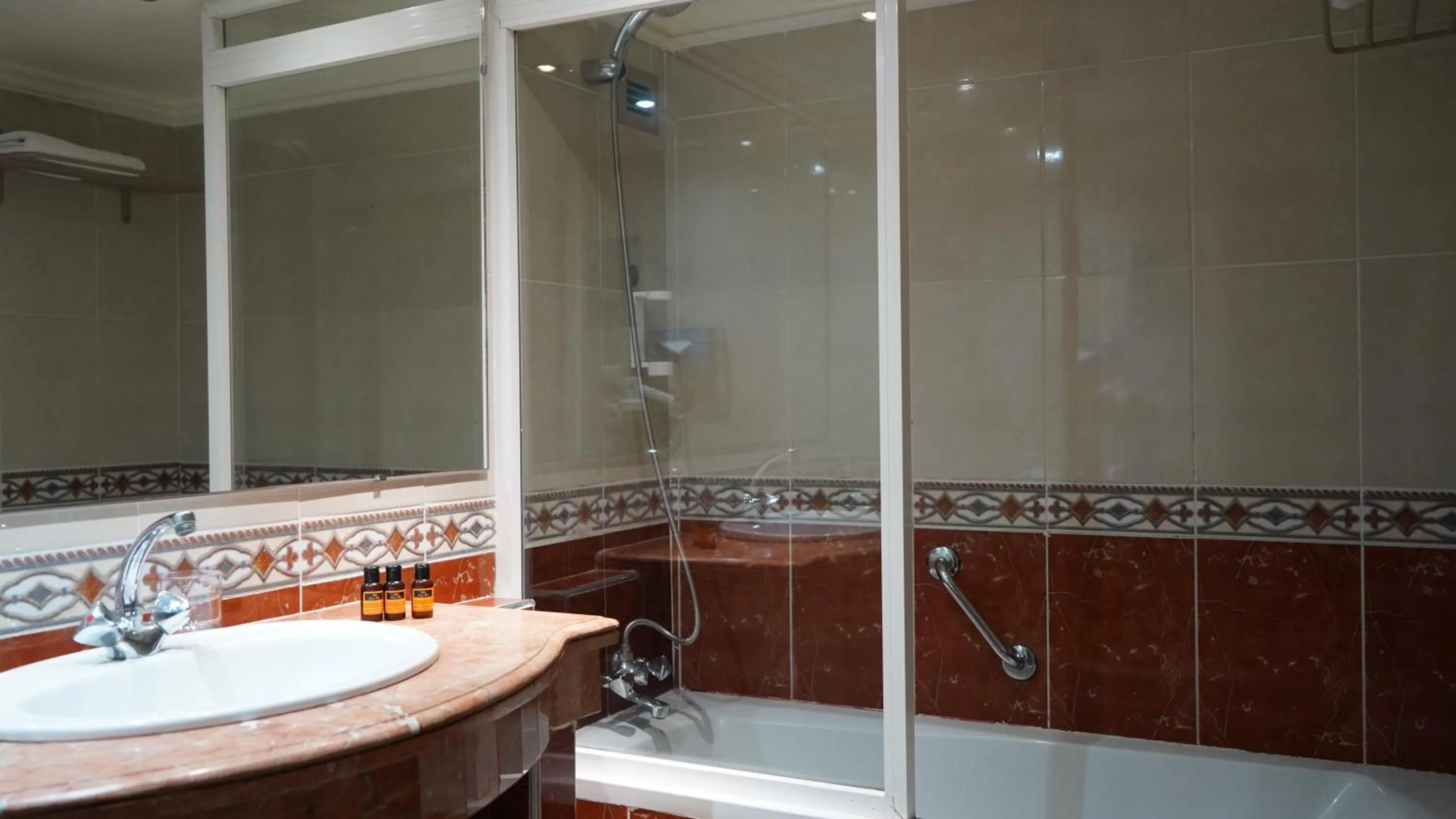 Shower in Hotel Toubkal