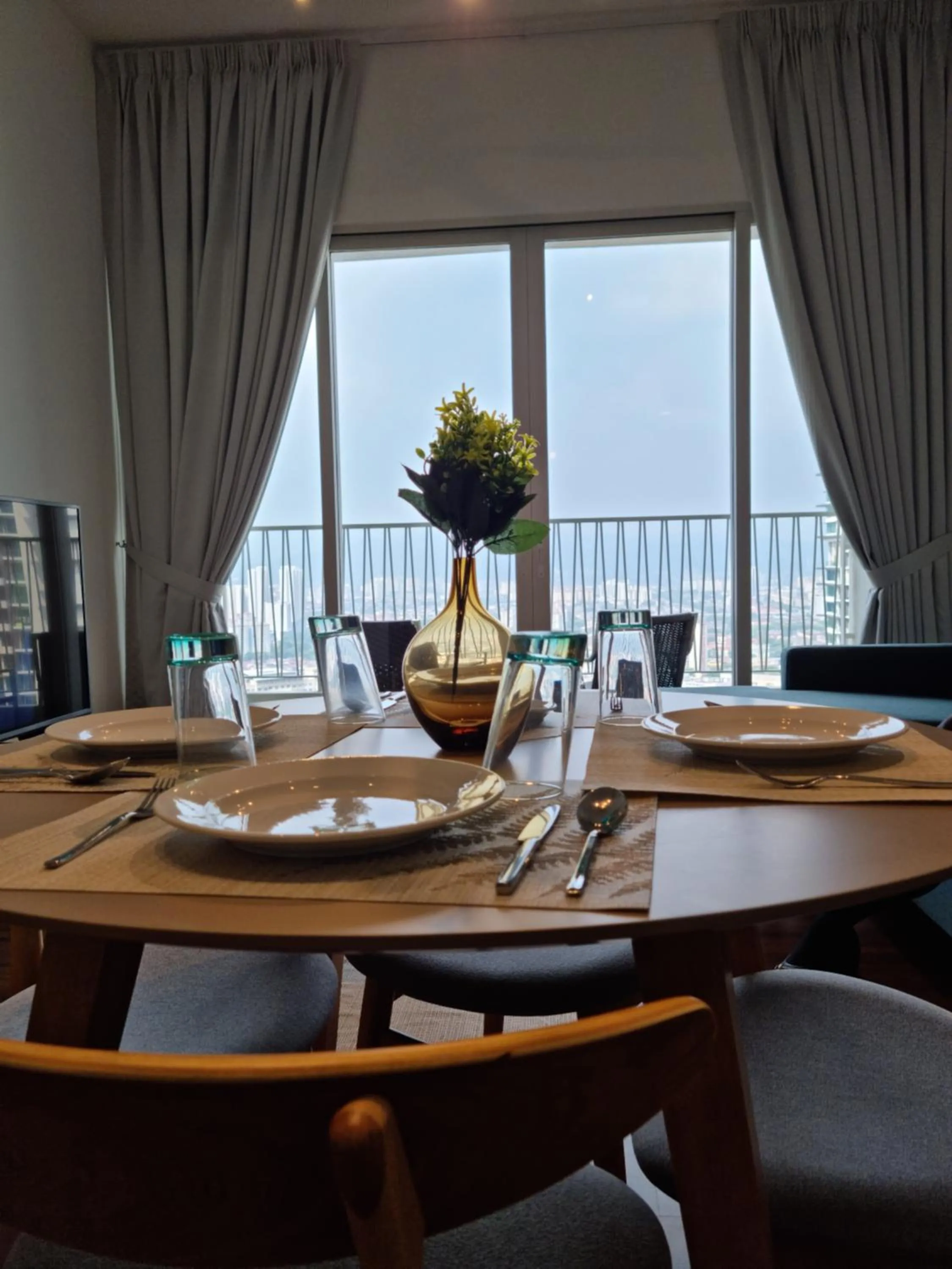 Dining area in Una Residence by Maya