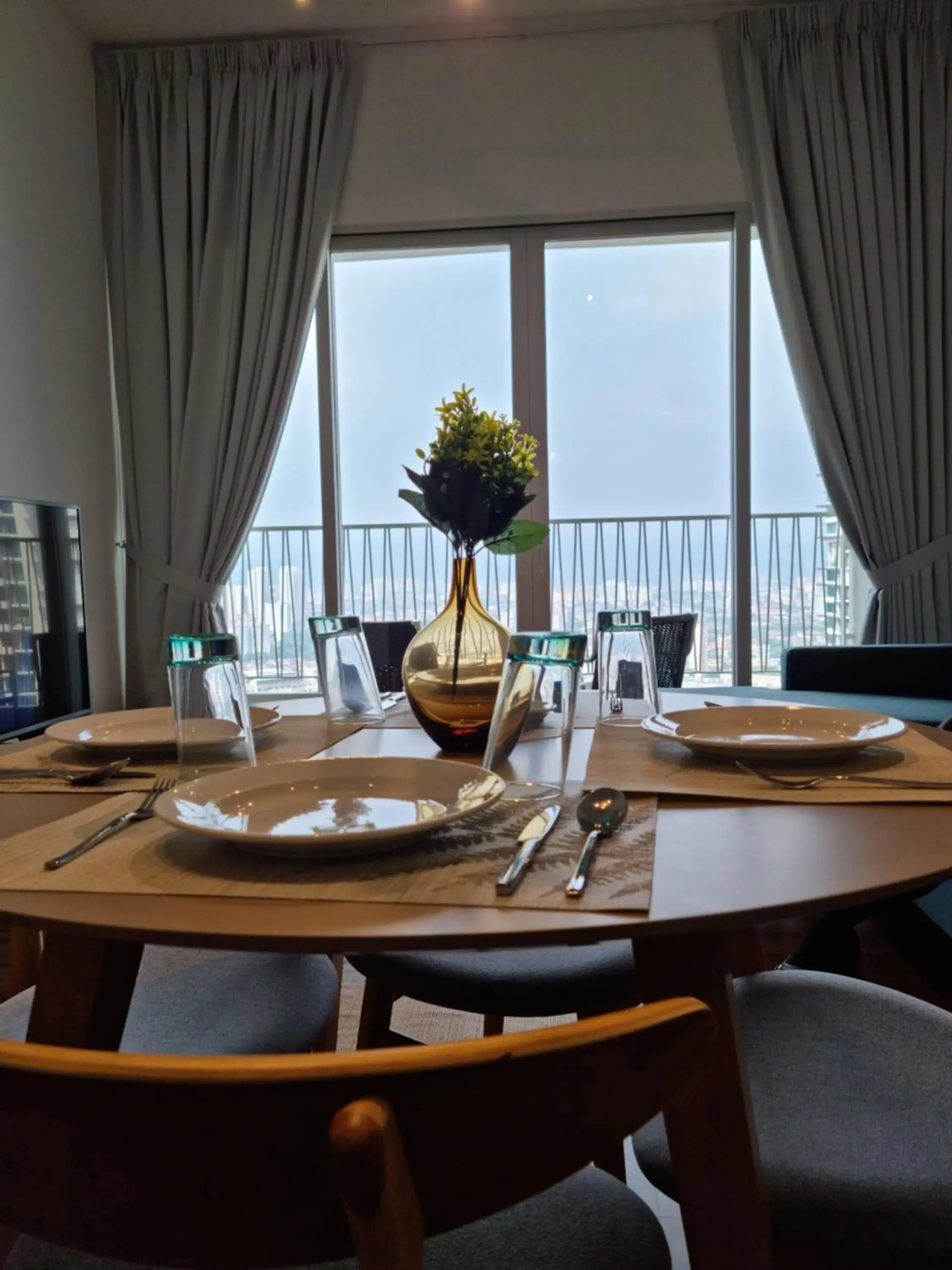 Dining area in Una Residence by Maya Dining area in Una Residence by Maya