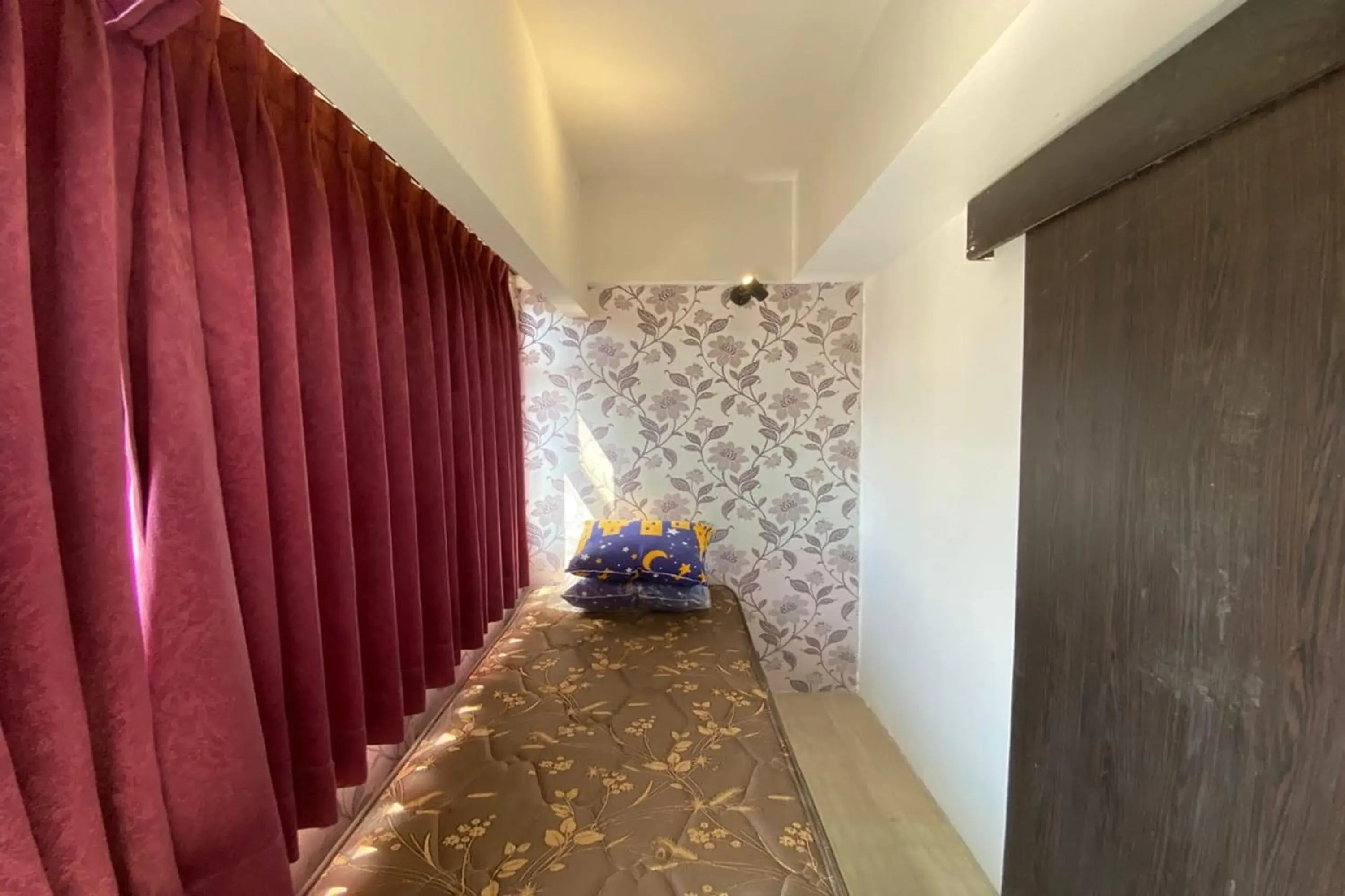 Bed in Cozy Room @ Hallo Tidur by Tio Bed in Cozy Room @ Hallo Tidur by Tio