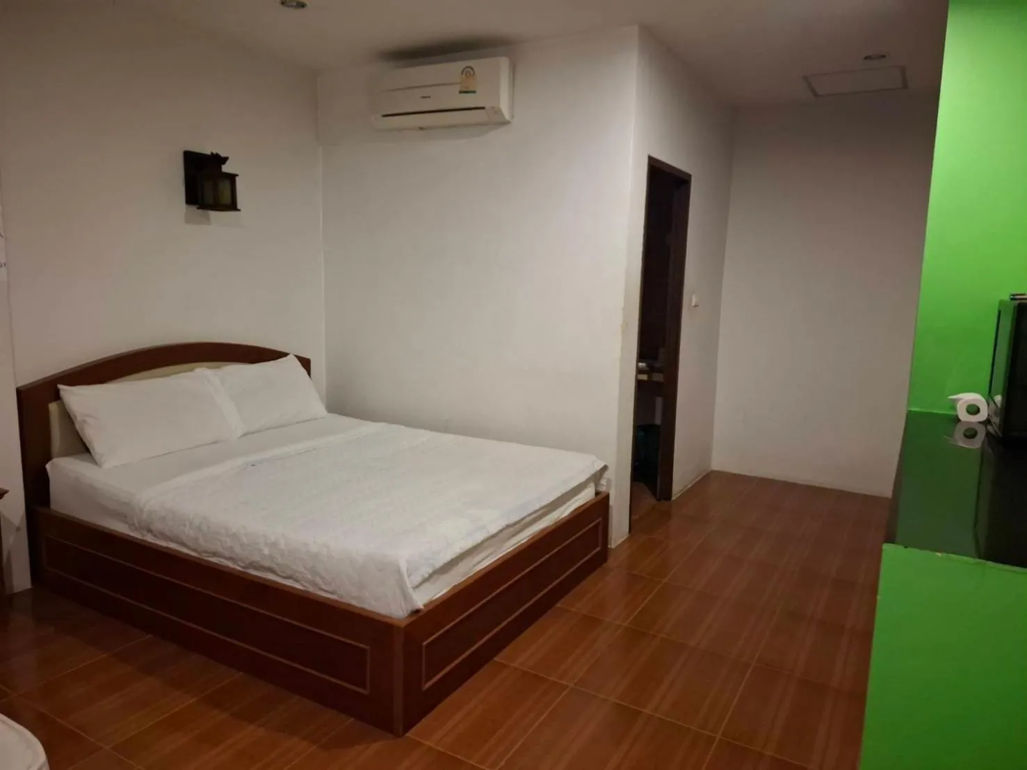 Photo of the whole room, Bed in Bank Guesthouse
