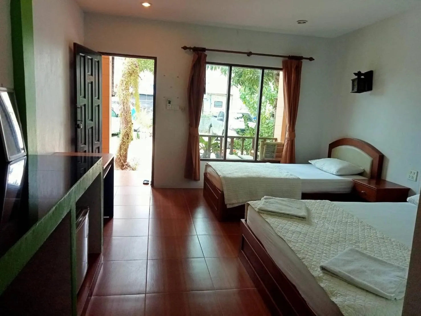 Communal lounge/ TV room, Bed in Bank Guesthouse