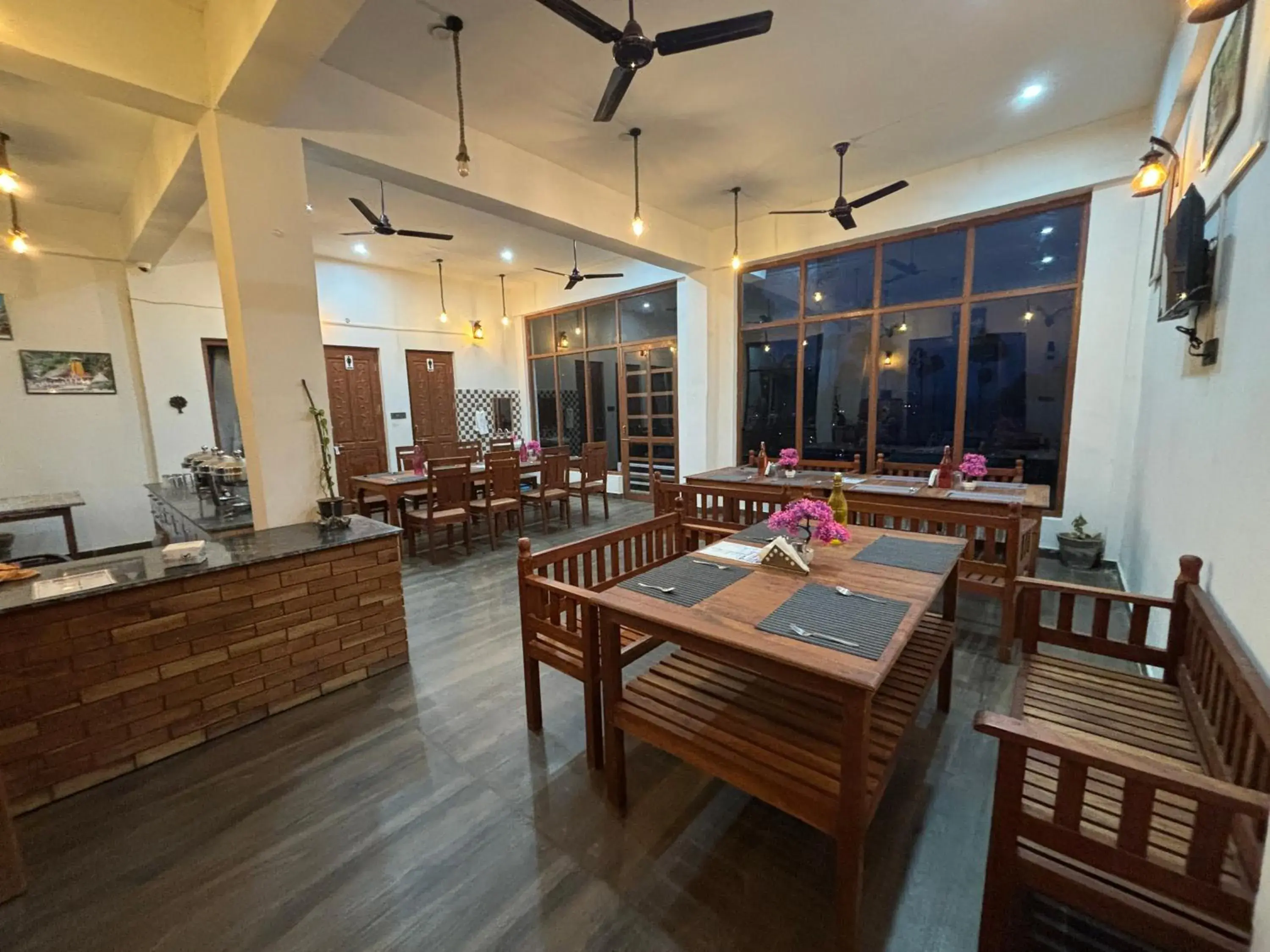 Restaurant/places to eat in Lap Of Himalayas Resort Restaurant/places to eat in Lap Of Himalayas Resort