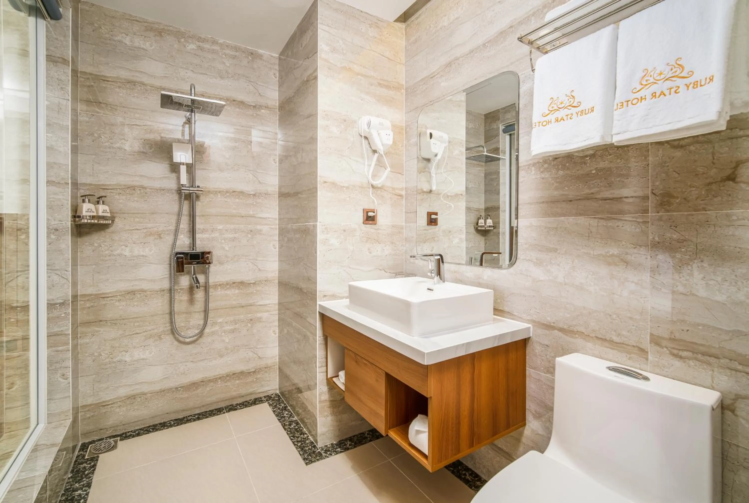 Shower in Ruby Star Da Nang - Central My Khe Beach