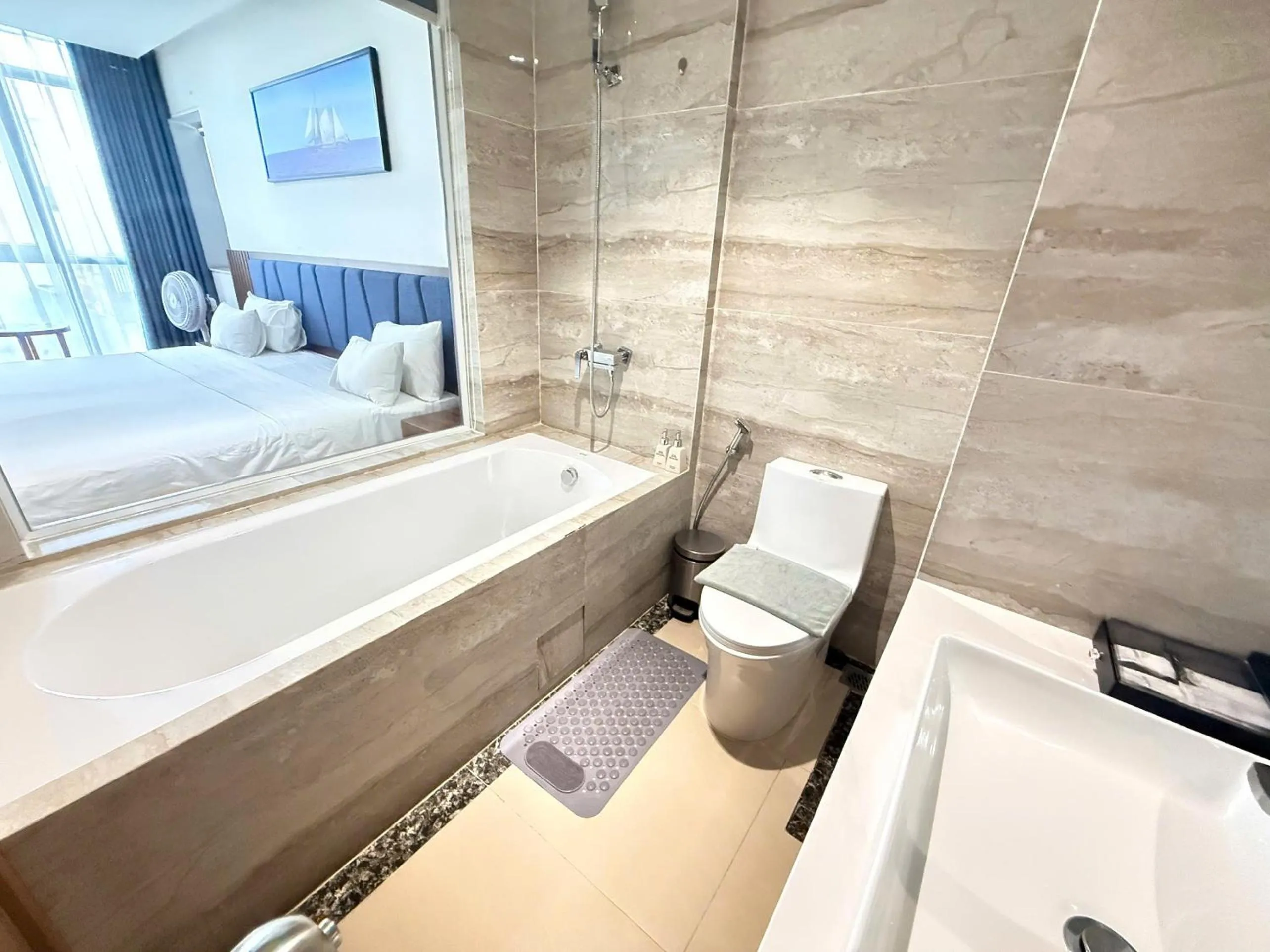 Bath, Bed in Ruby Star Da Nang - Central My Khe Beach