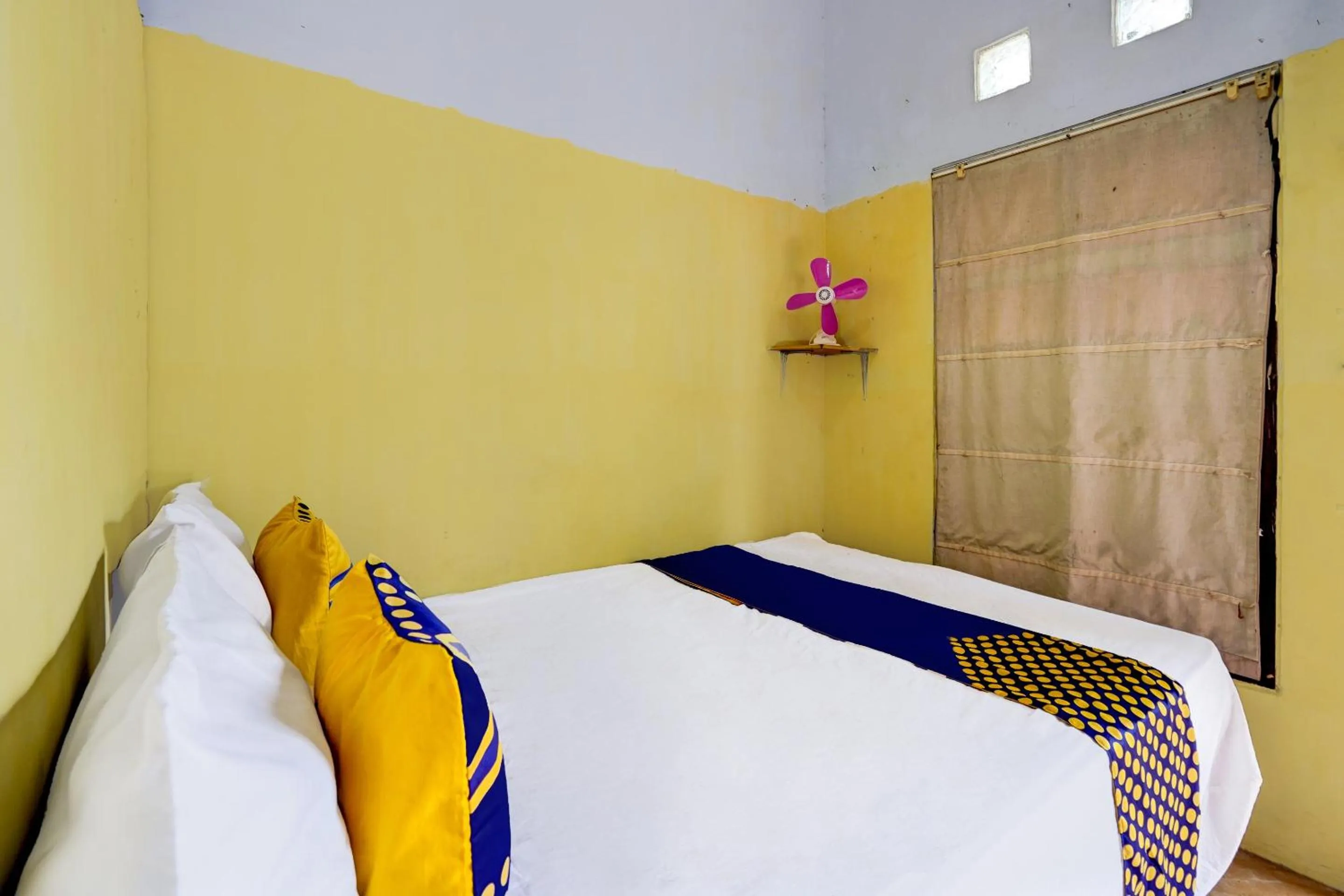 Bedroom, Bed in SPOT ON 92480 Iwn Homestay Syariah