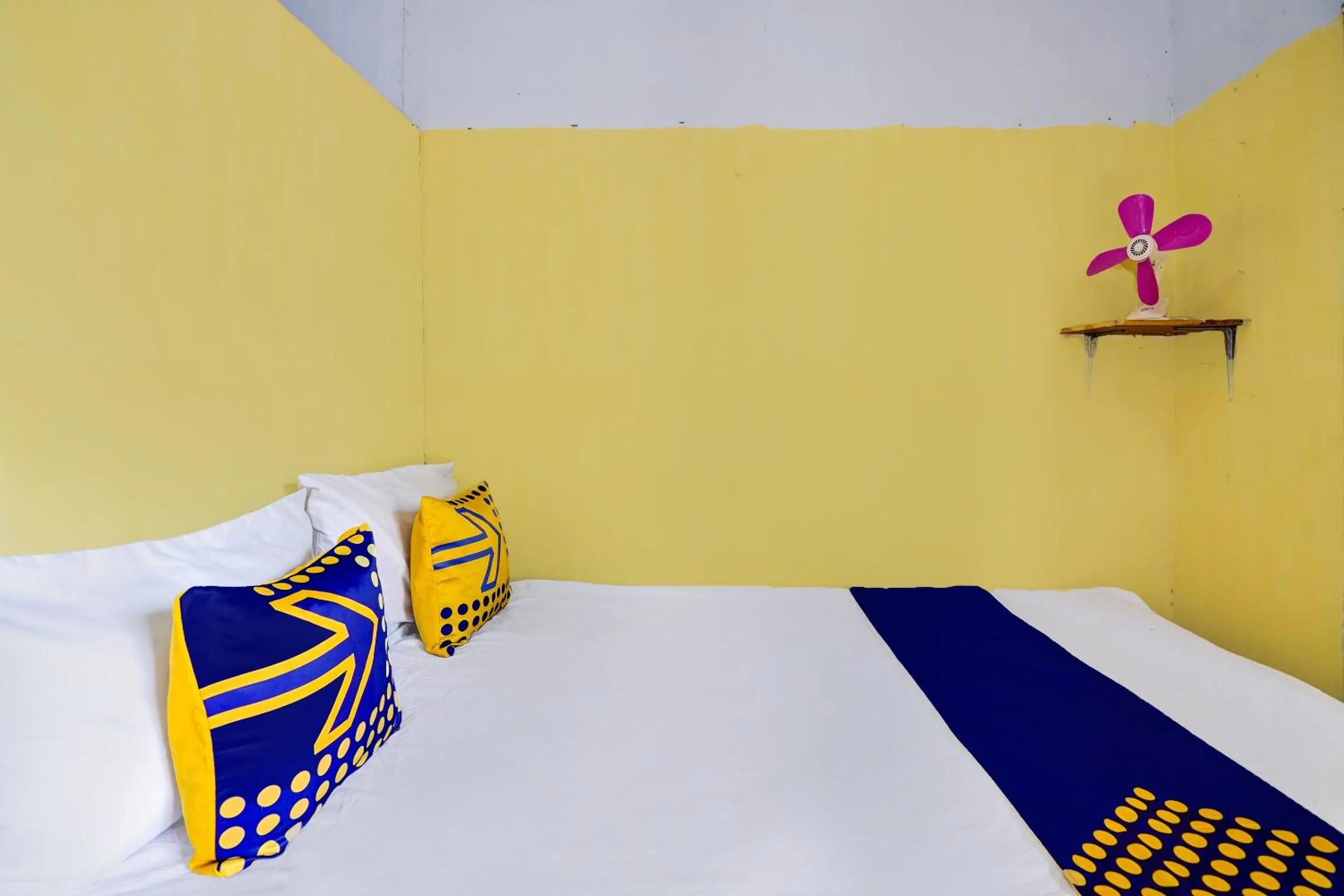 Bedroom, Bed in SPOT ON 92480 Iwn Homestay Syariah