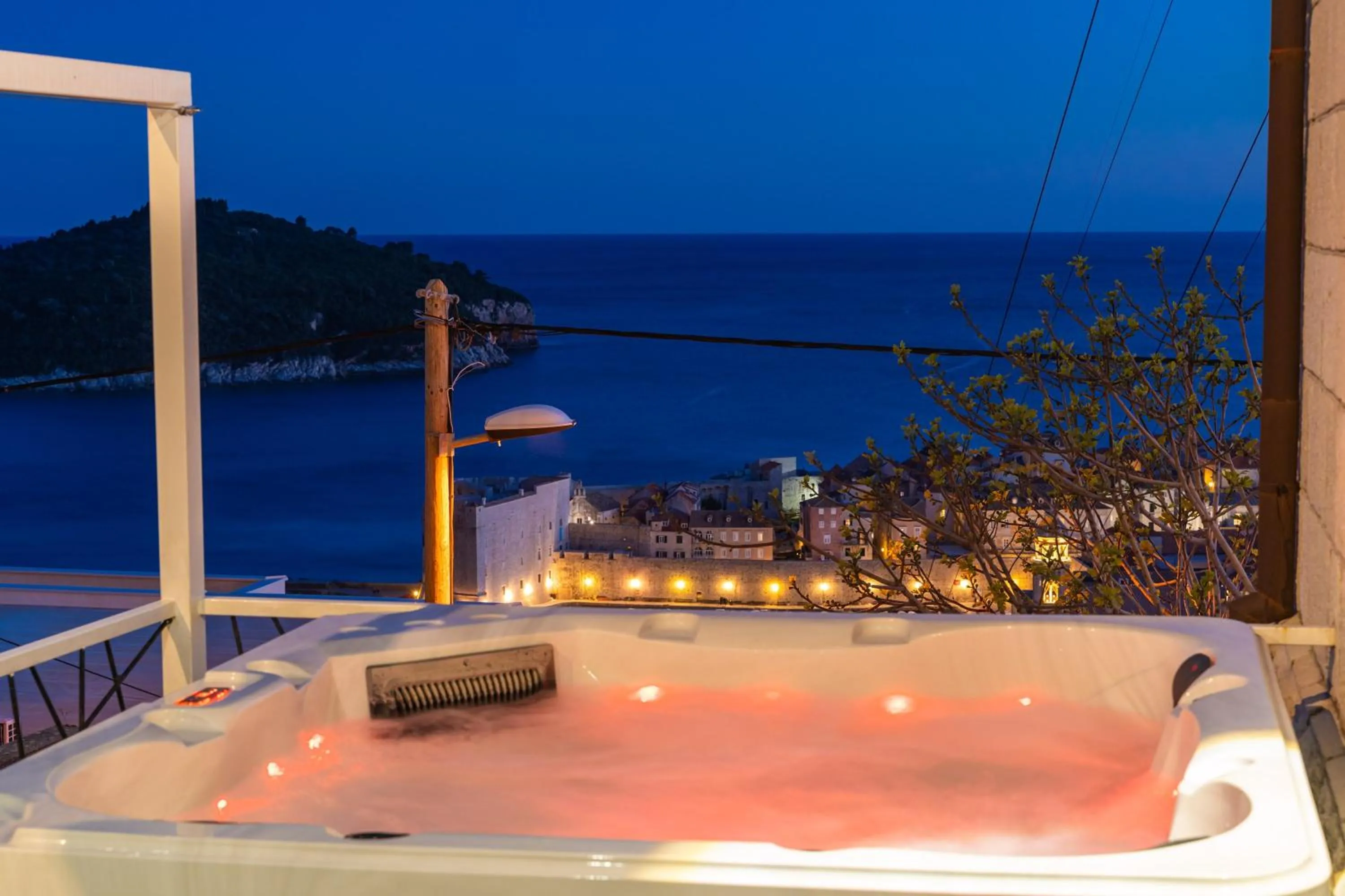 Hot Tub in DUxperience Apartment