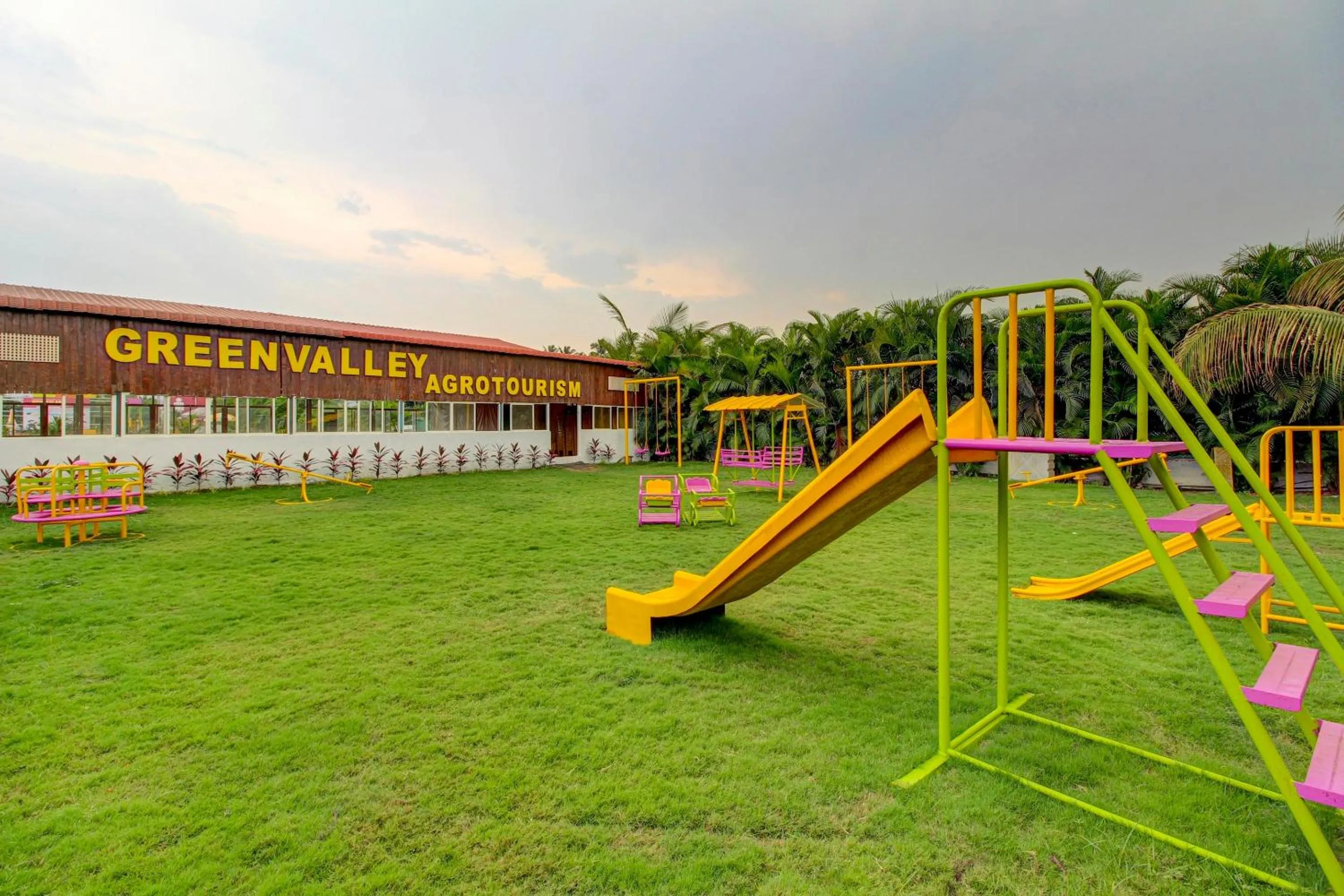 Entertainment in Collection O Homely Stays Resort