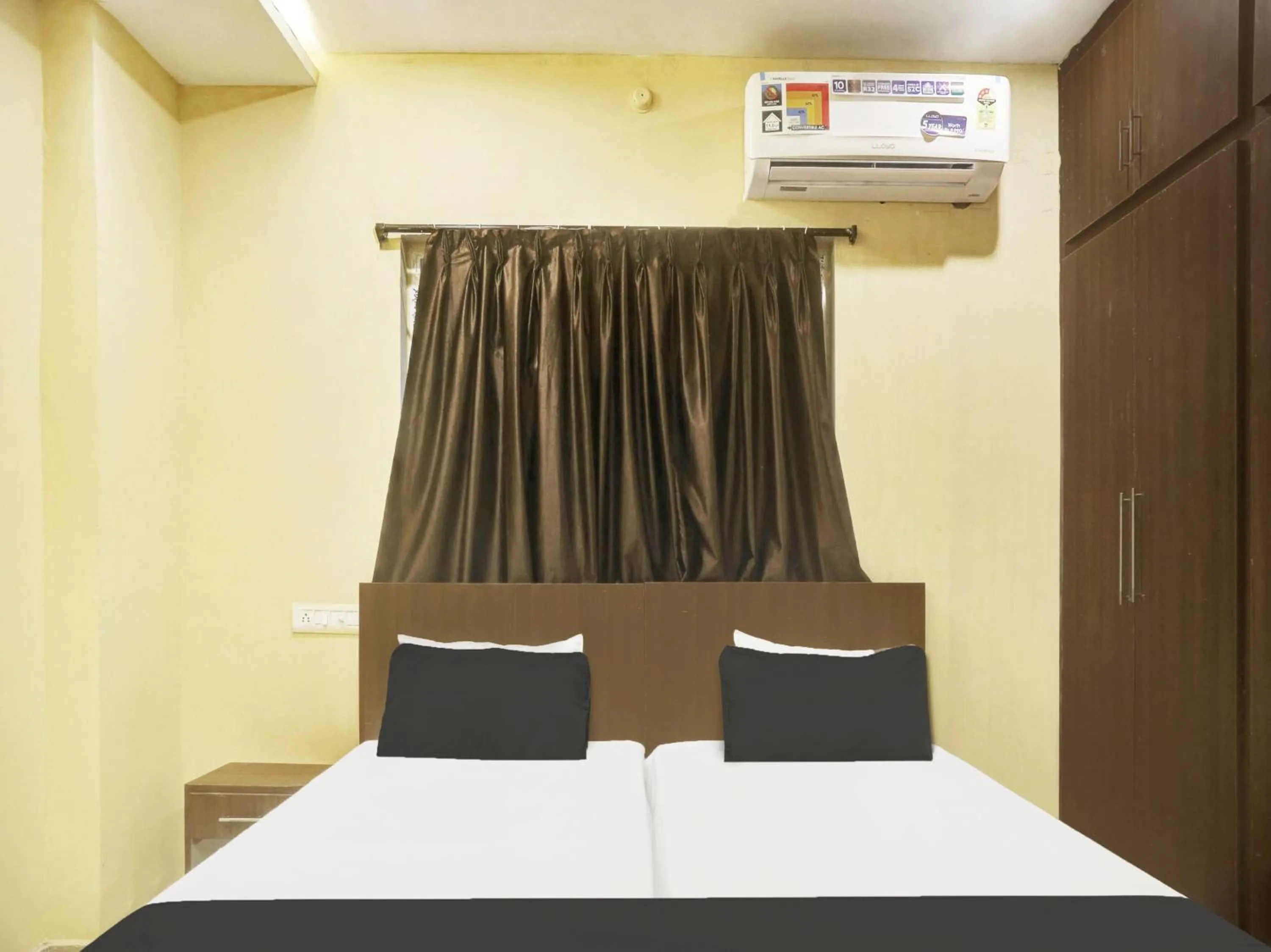 Bedroom in SPOT ON Grand Mantralayam