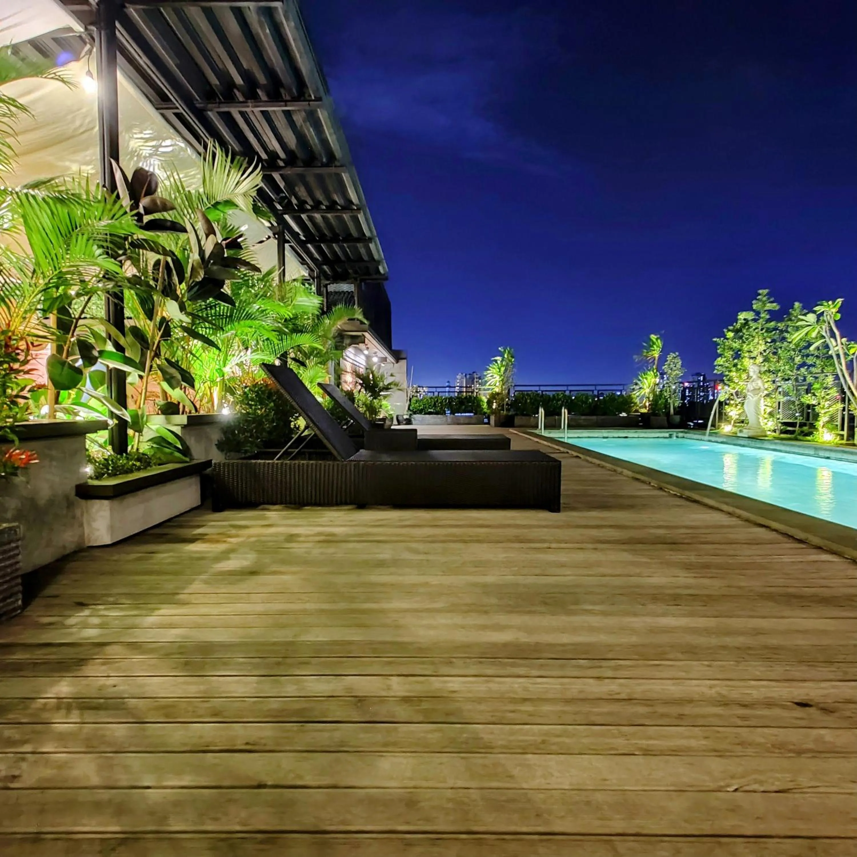 Swimming pool in The Mango Suites by Flat06