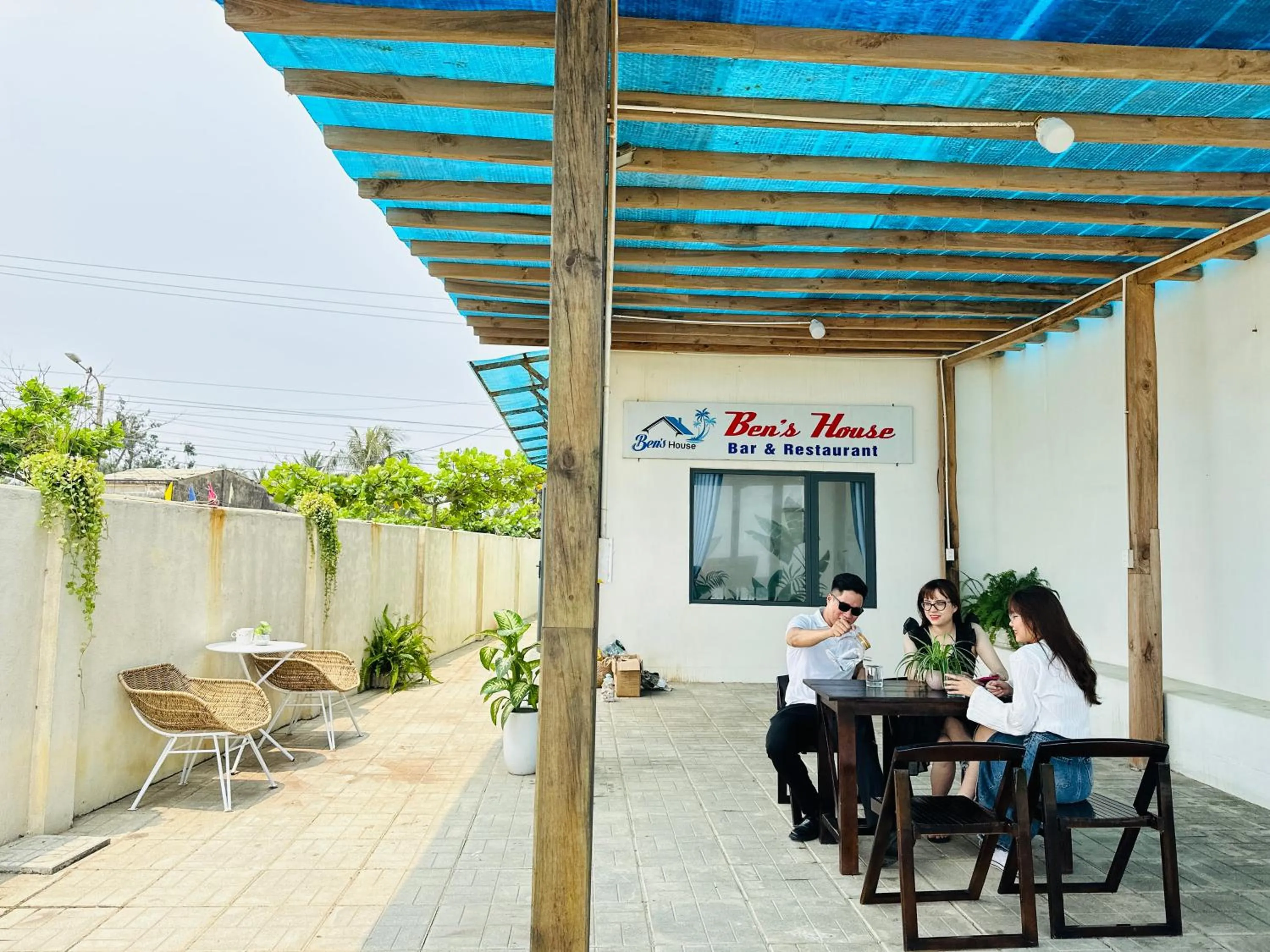 Restaurant/places to eat in Ben's House 3