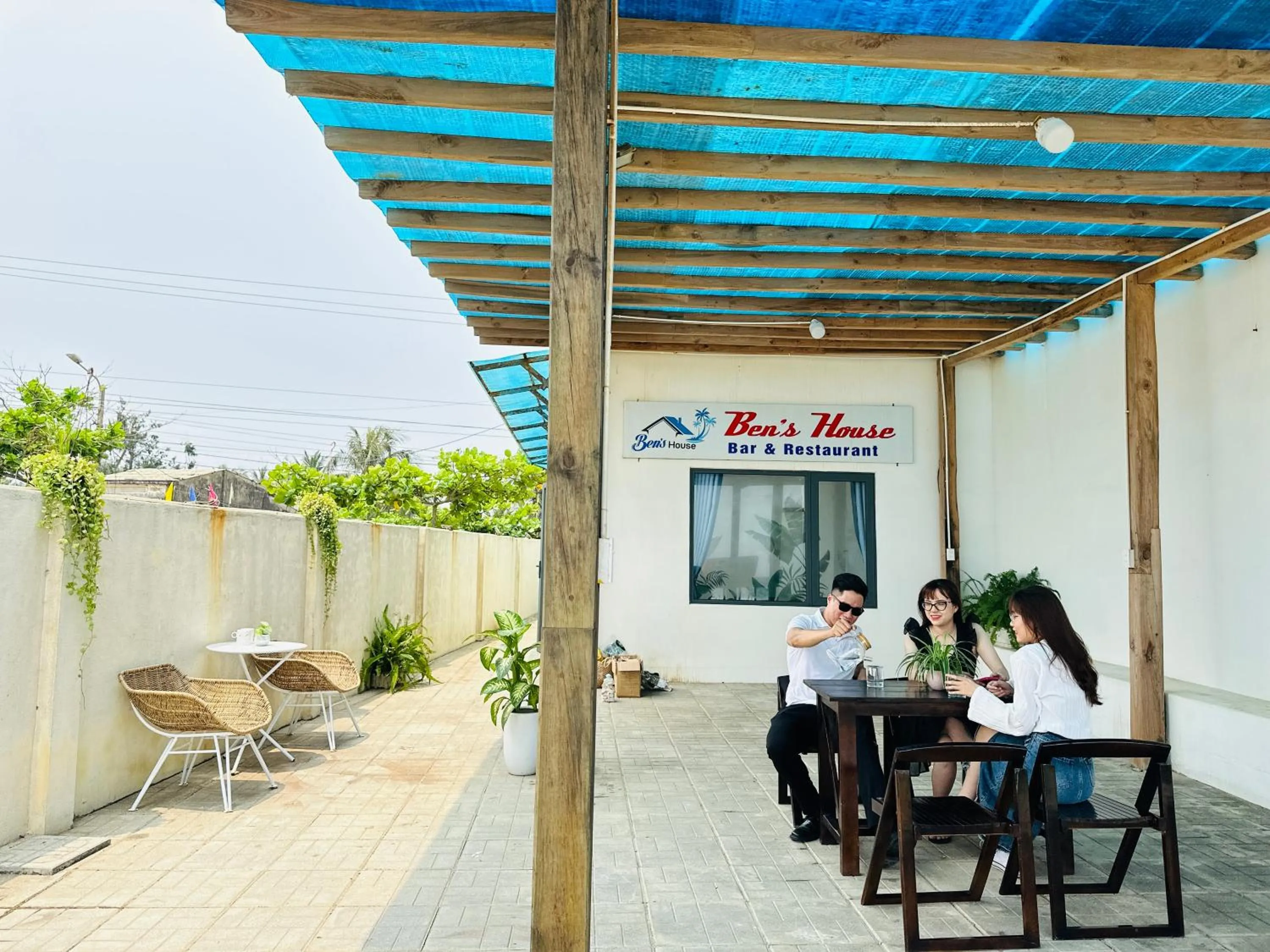 Restaurant/places to eat in Ben's House 3