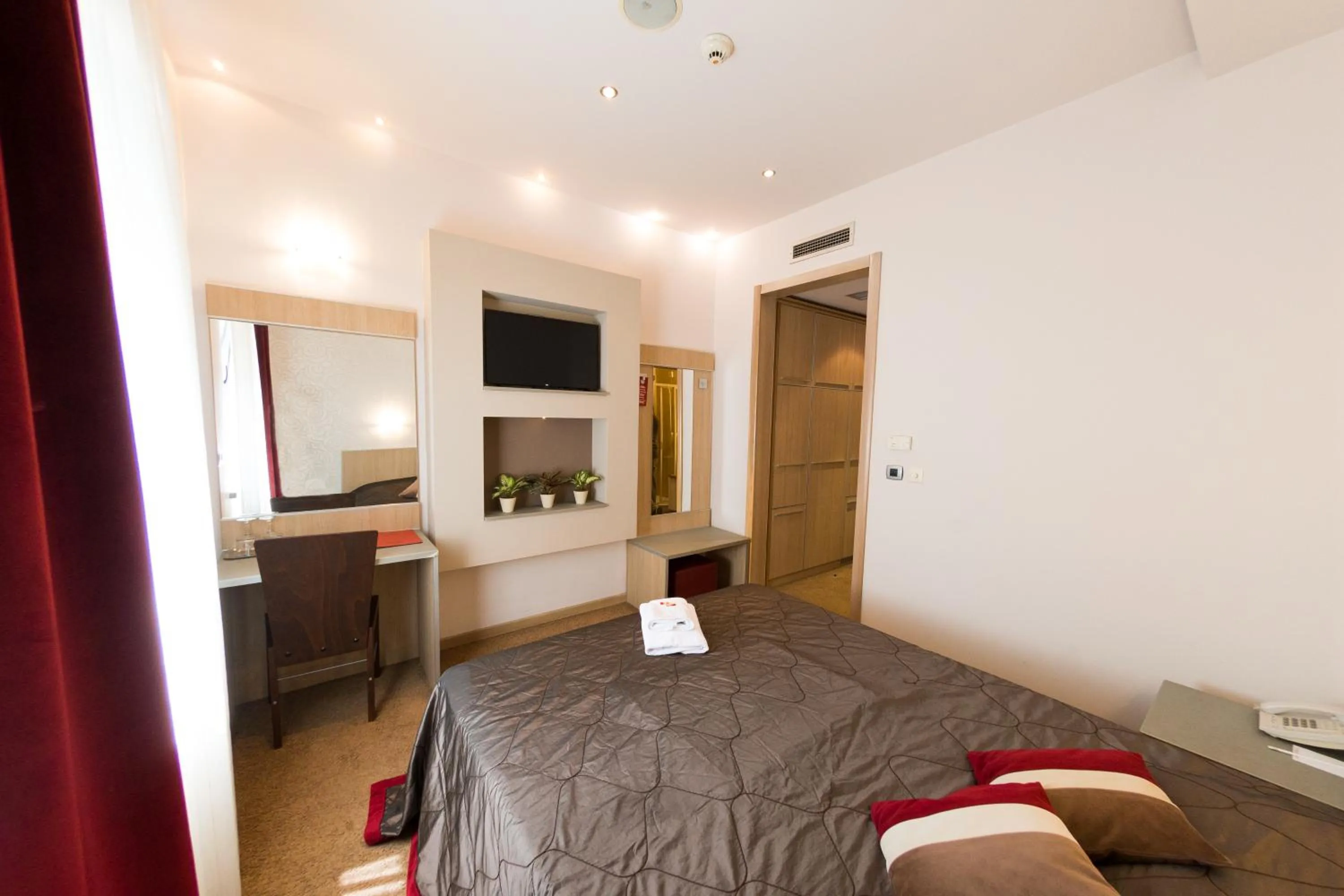 Photo of the whole room, Bed in Garni Hotel Vigor - EV station