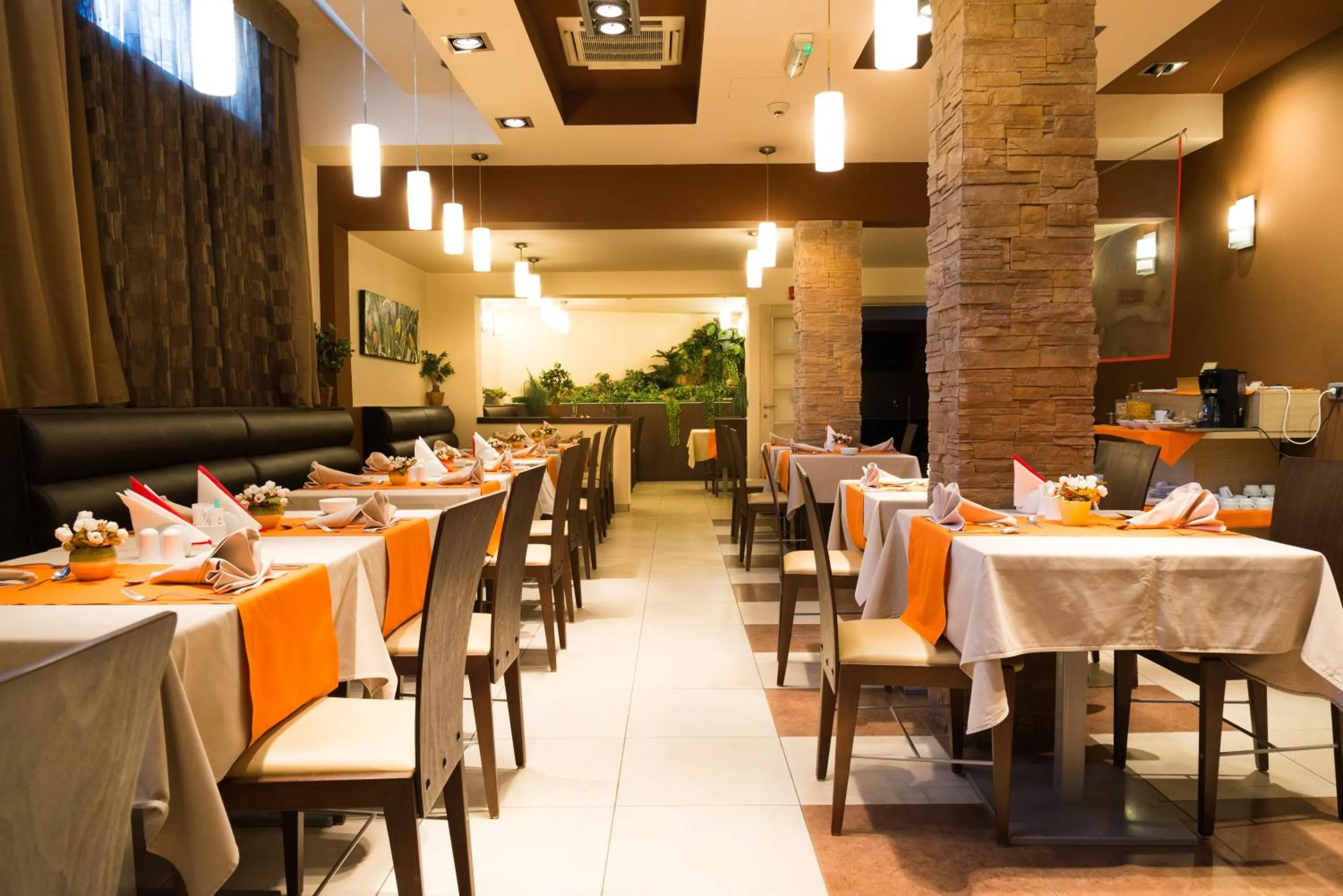 Restaurant/places to eat in Garni Hotel Vigor - EV station