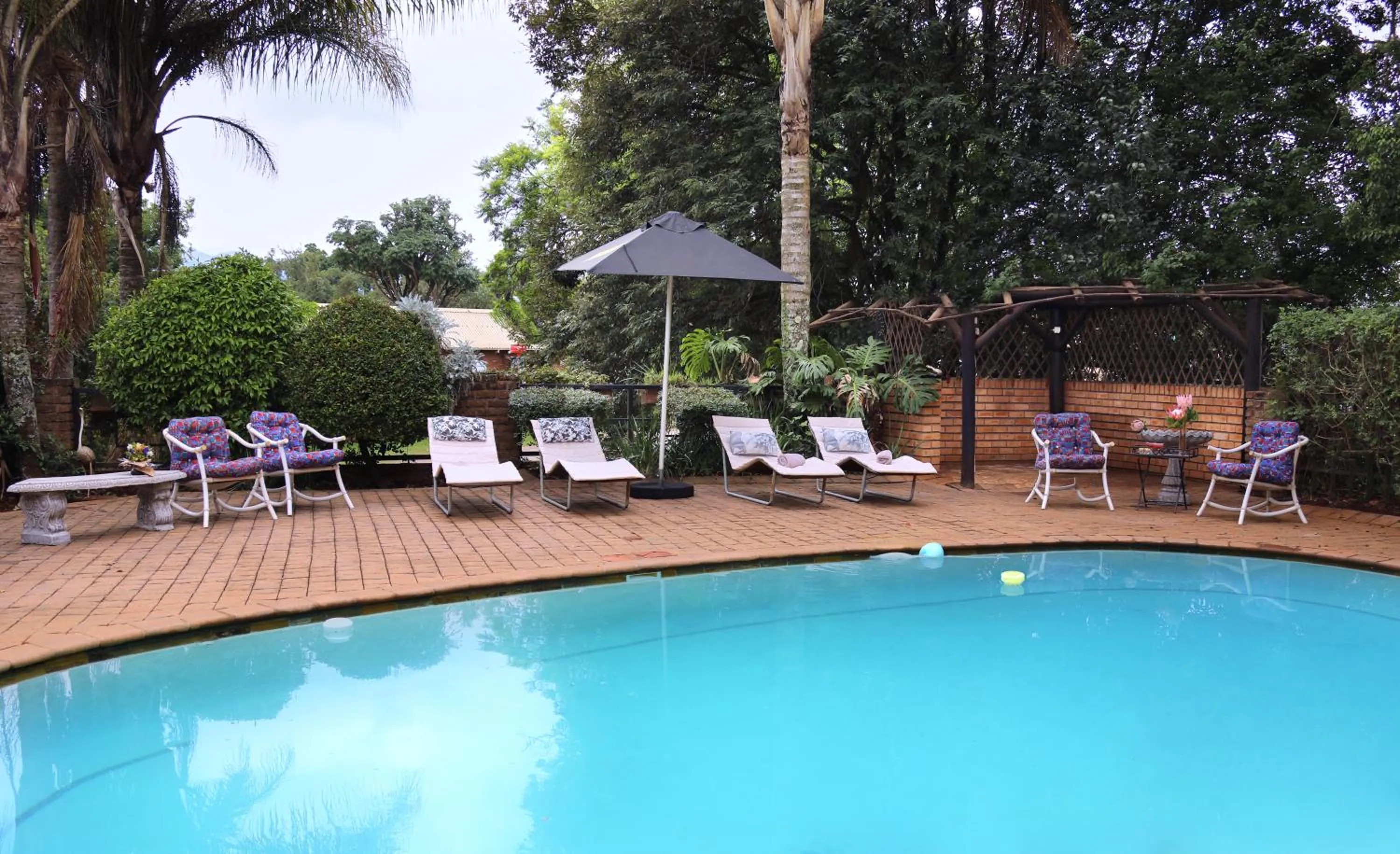 Swimming pool in Villa Ticino Guest House