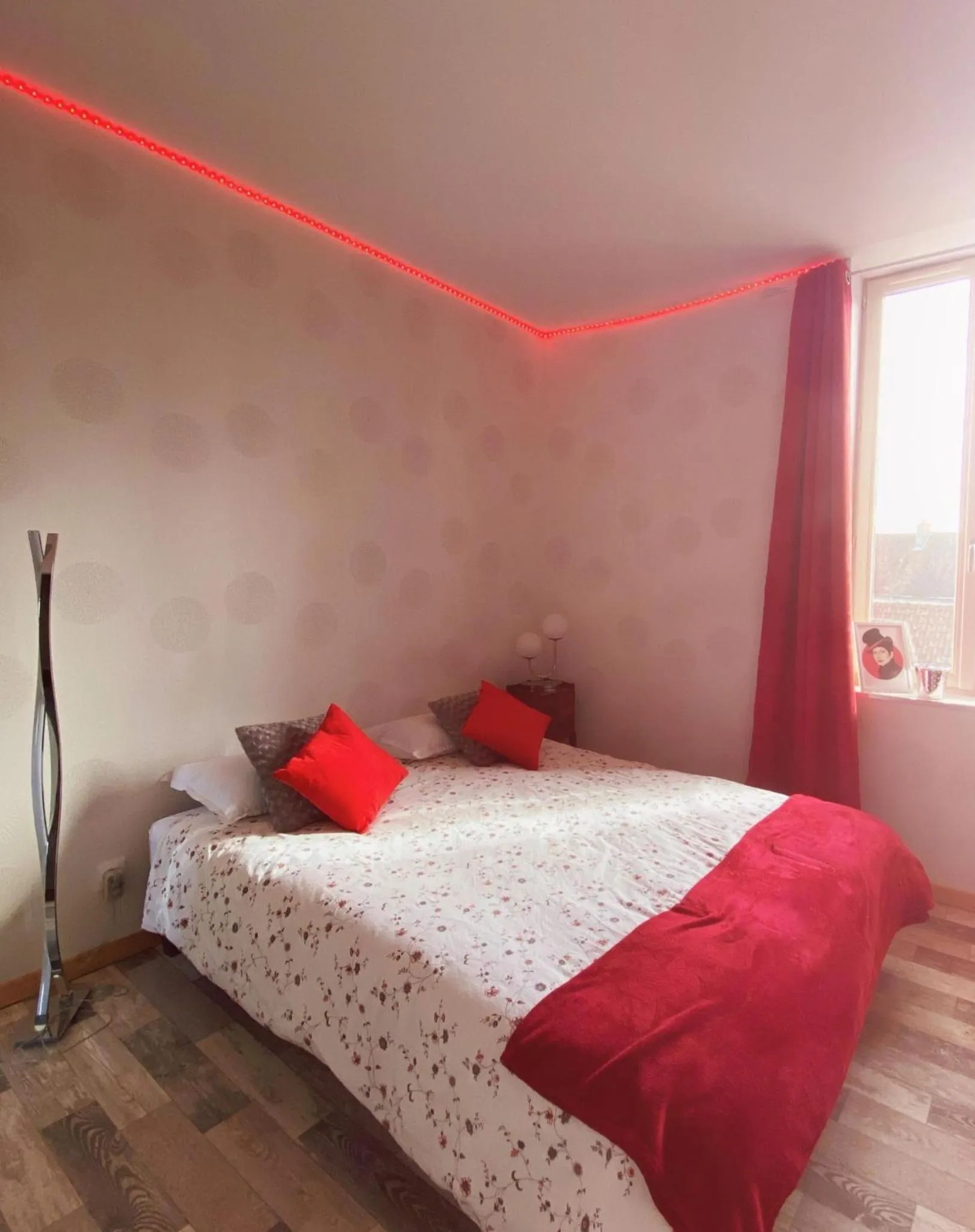 Bed in Chambres d’hôte au Chapeau Claque Cabaret