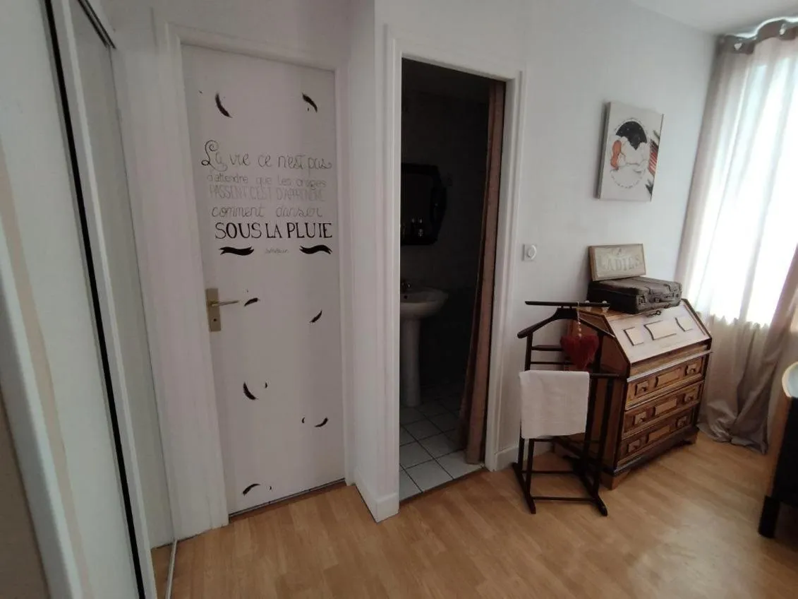 Photo of the whole room in Chambres d’hôte au Chapeau Claque Cabaret