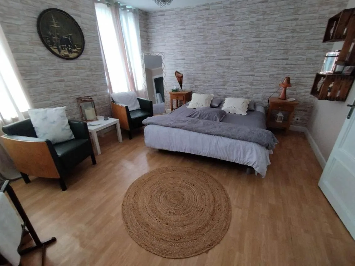 Bed in Chambres d’hôte au Chapeau Claque Cabaret