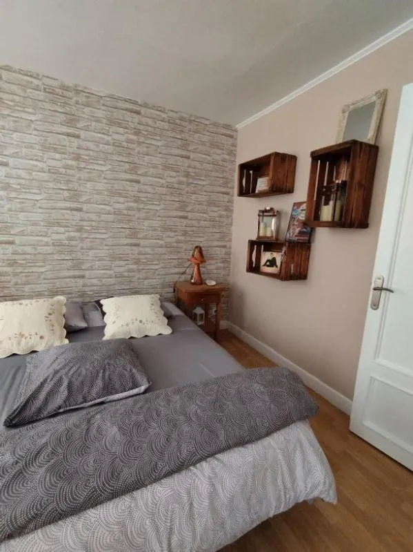 Bed in Chambres d’hôte au Chapeau Claque Cabaret