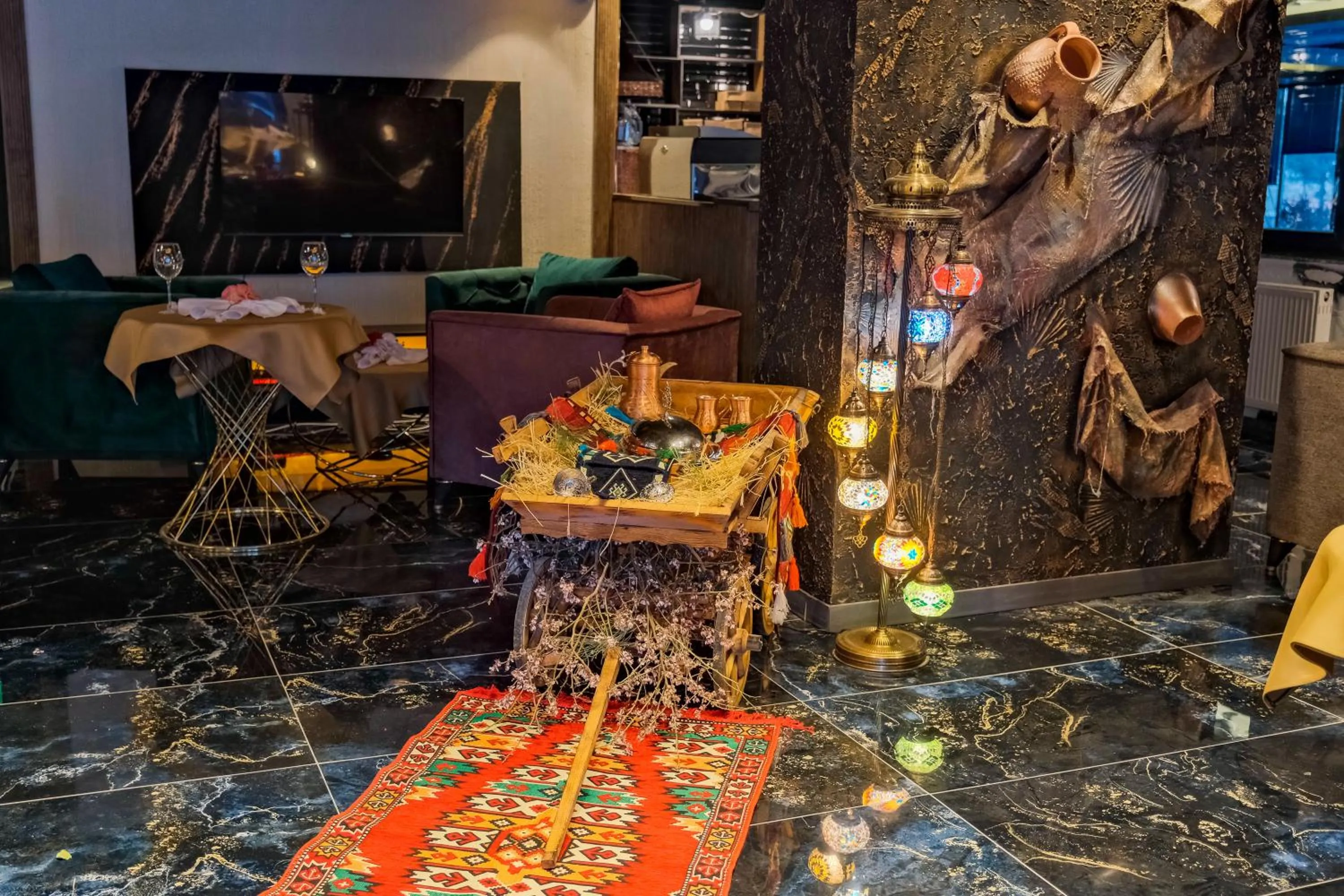 Communal lounge/ TV room in MOONDAY HOTEL