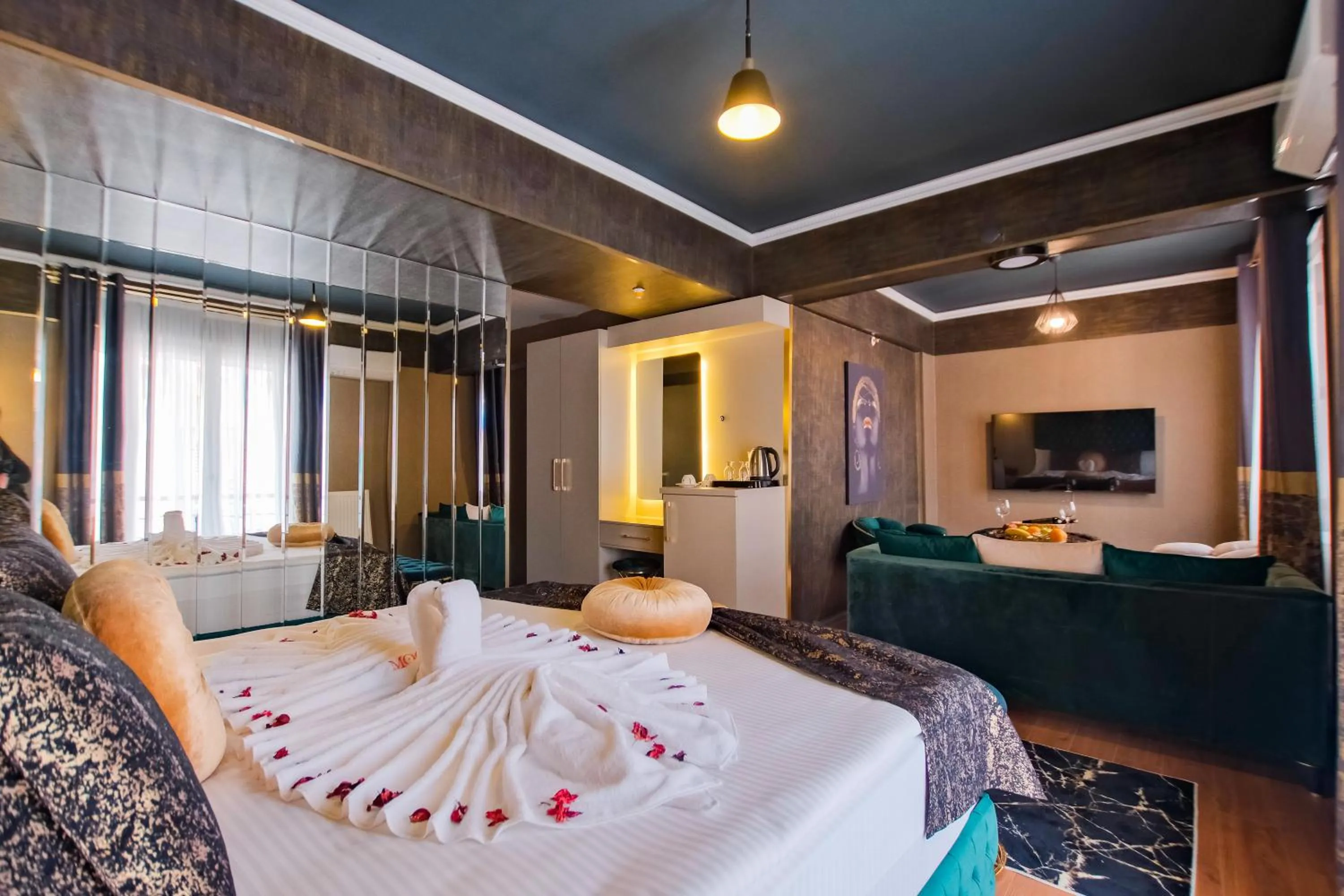 Living room, Bed in MOONDAY HOTEL