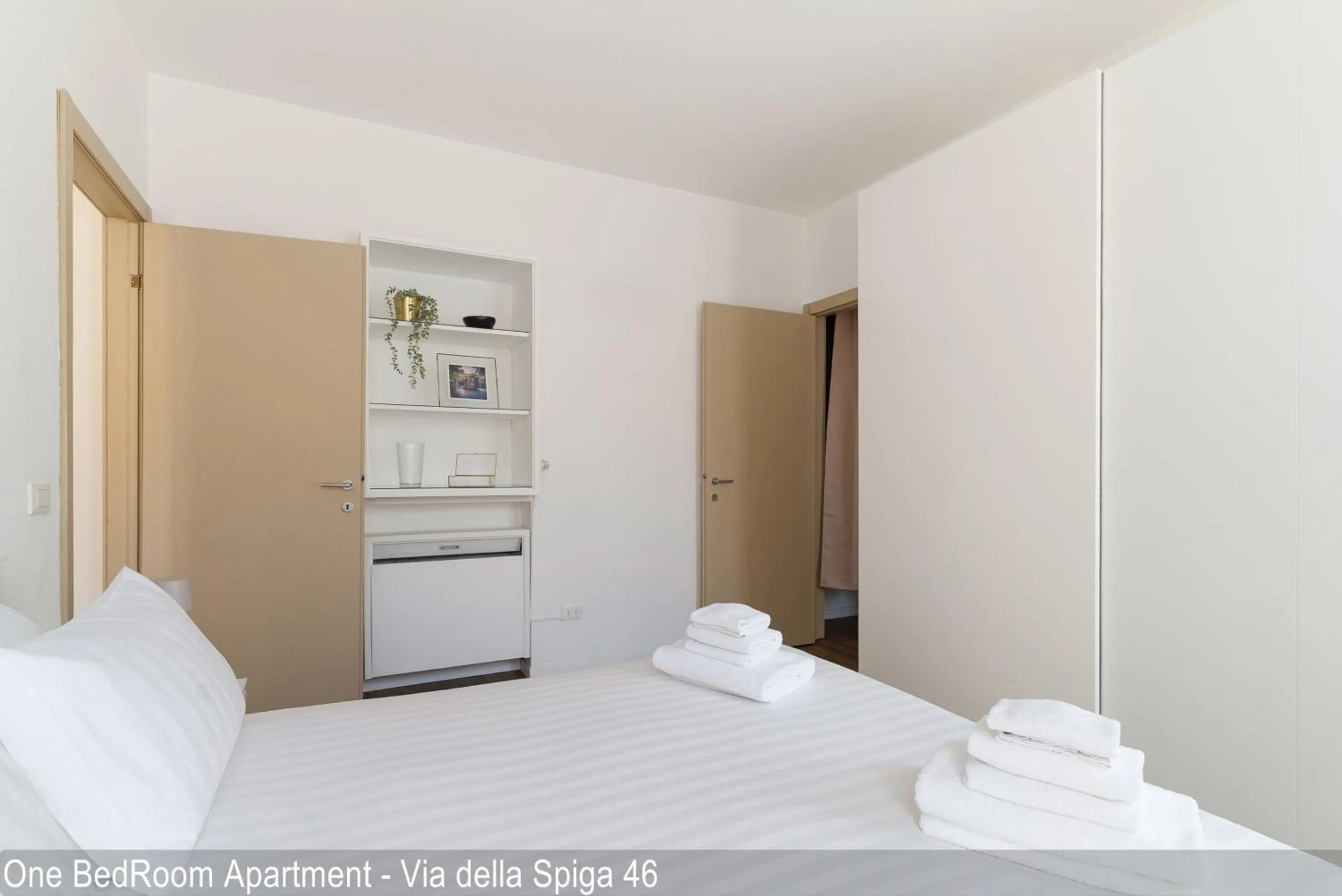 Bed in Brera Apartments in Via della Spiga