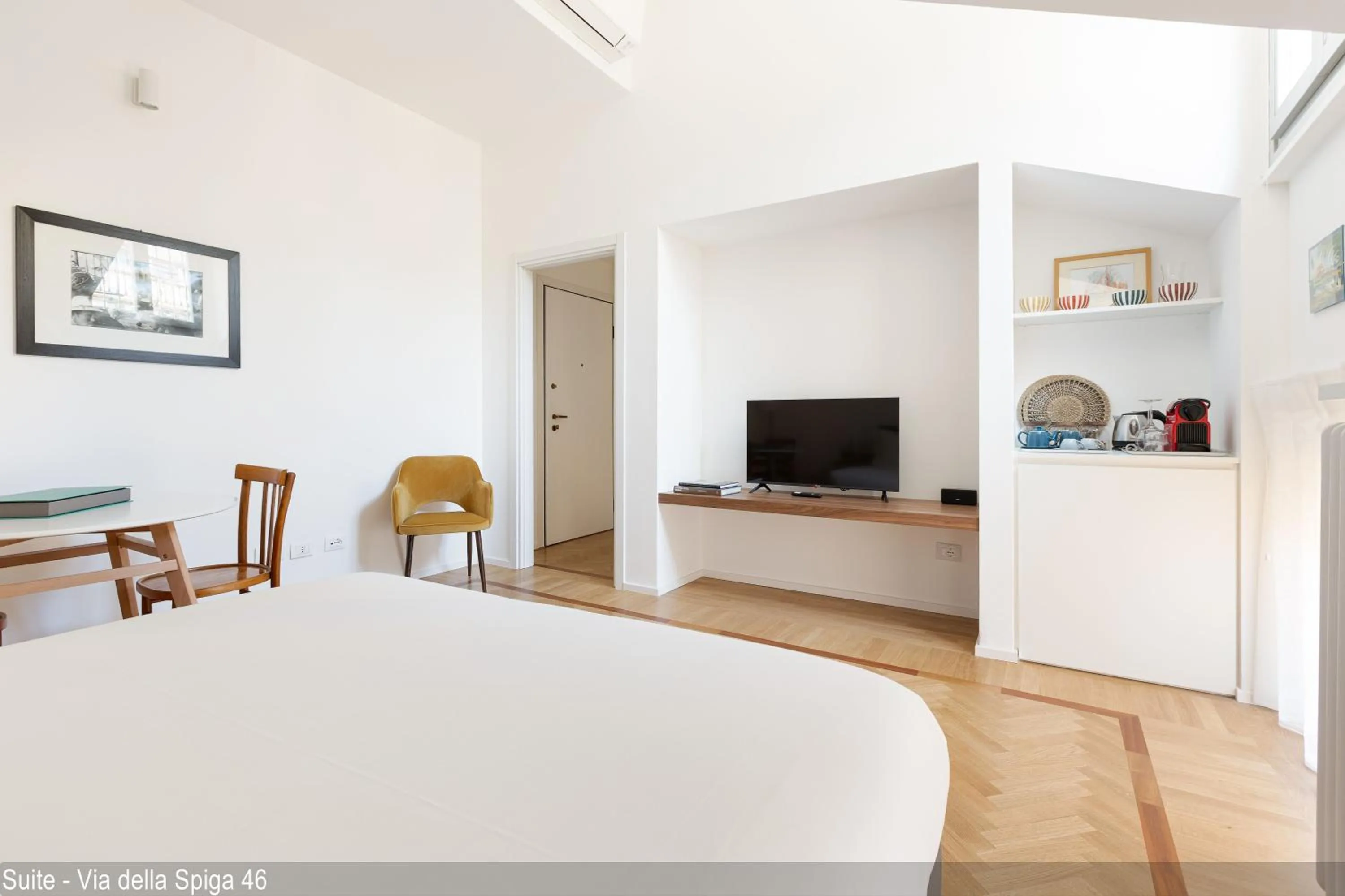 Bed in Brera Apartments in Via della Spiga