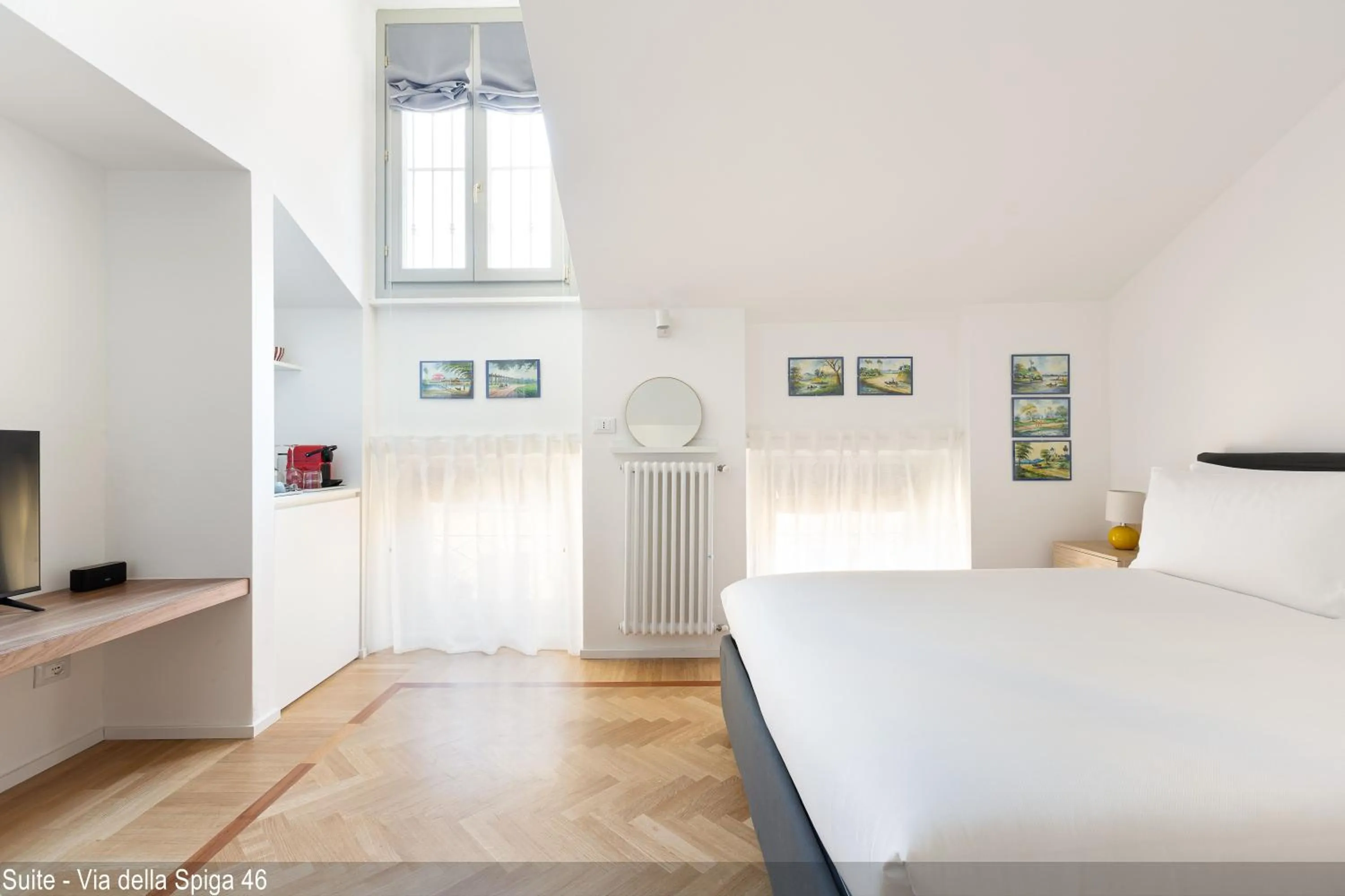 Bed in Brera Apartments in Via della Spiga