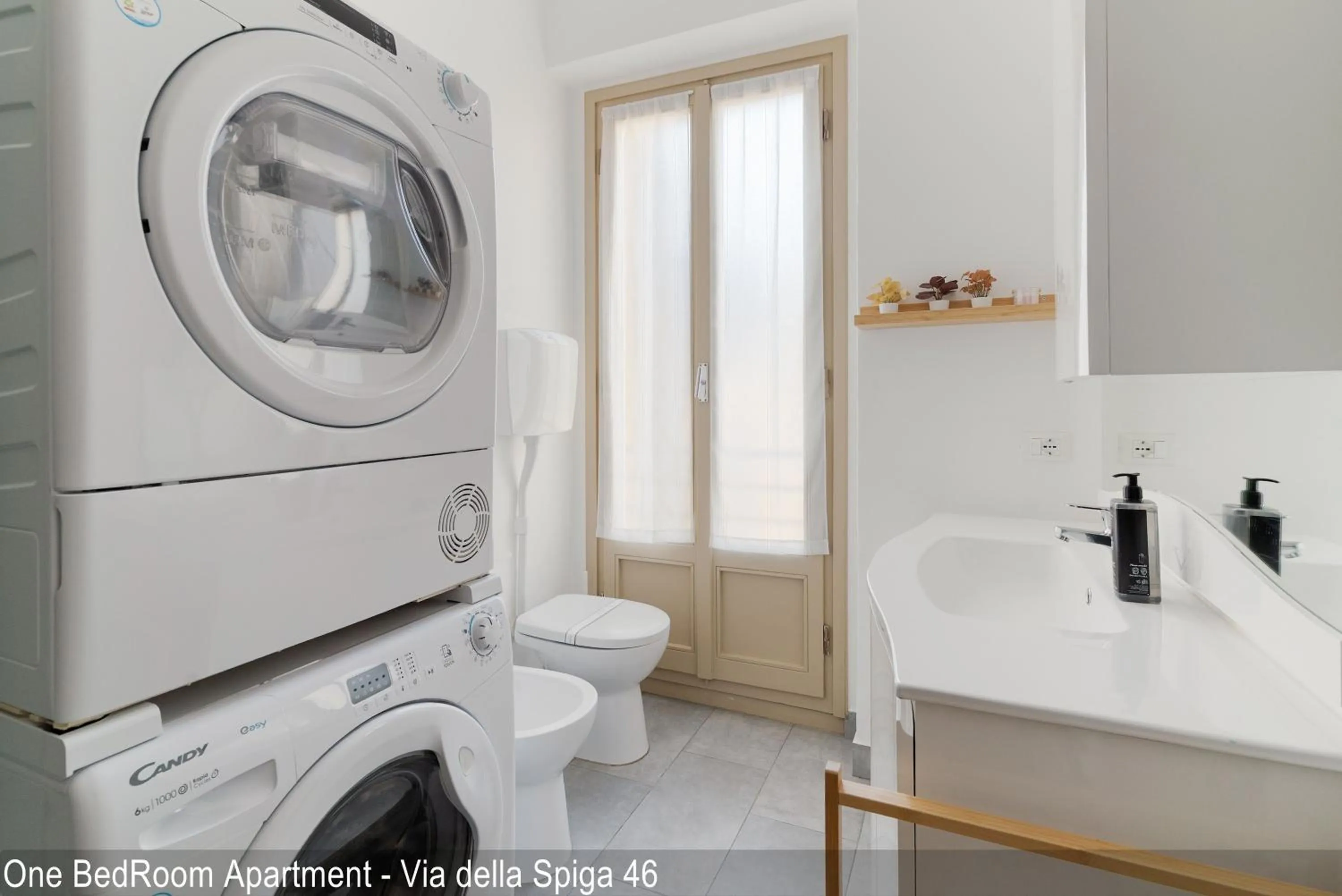 Toilet in Brera Apartments in Via della Spiga