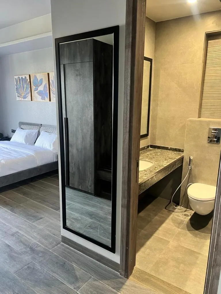 Bathroom, Bed in Mod Avenue