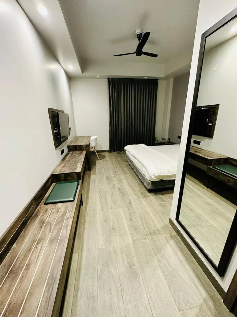 Photo of the whole room, Bed in Mod Avenue