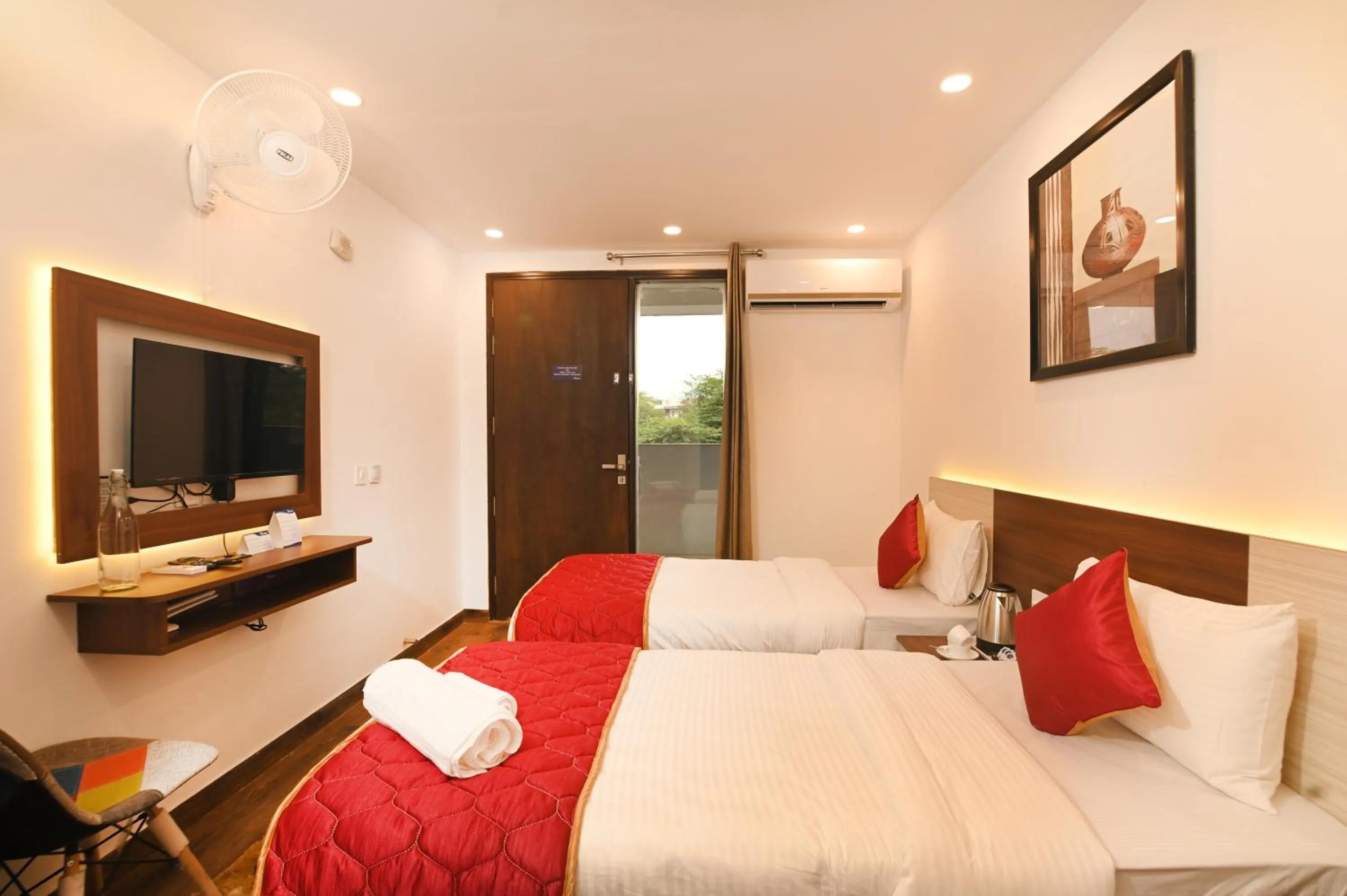 TV and multimedia, Bed in The Altruist Business Stays , DLF Phase 3