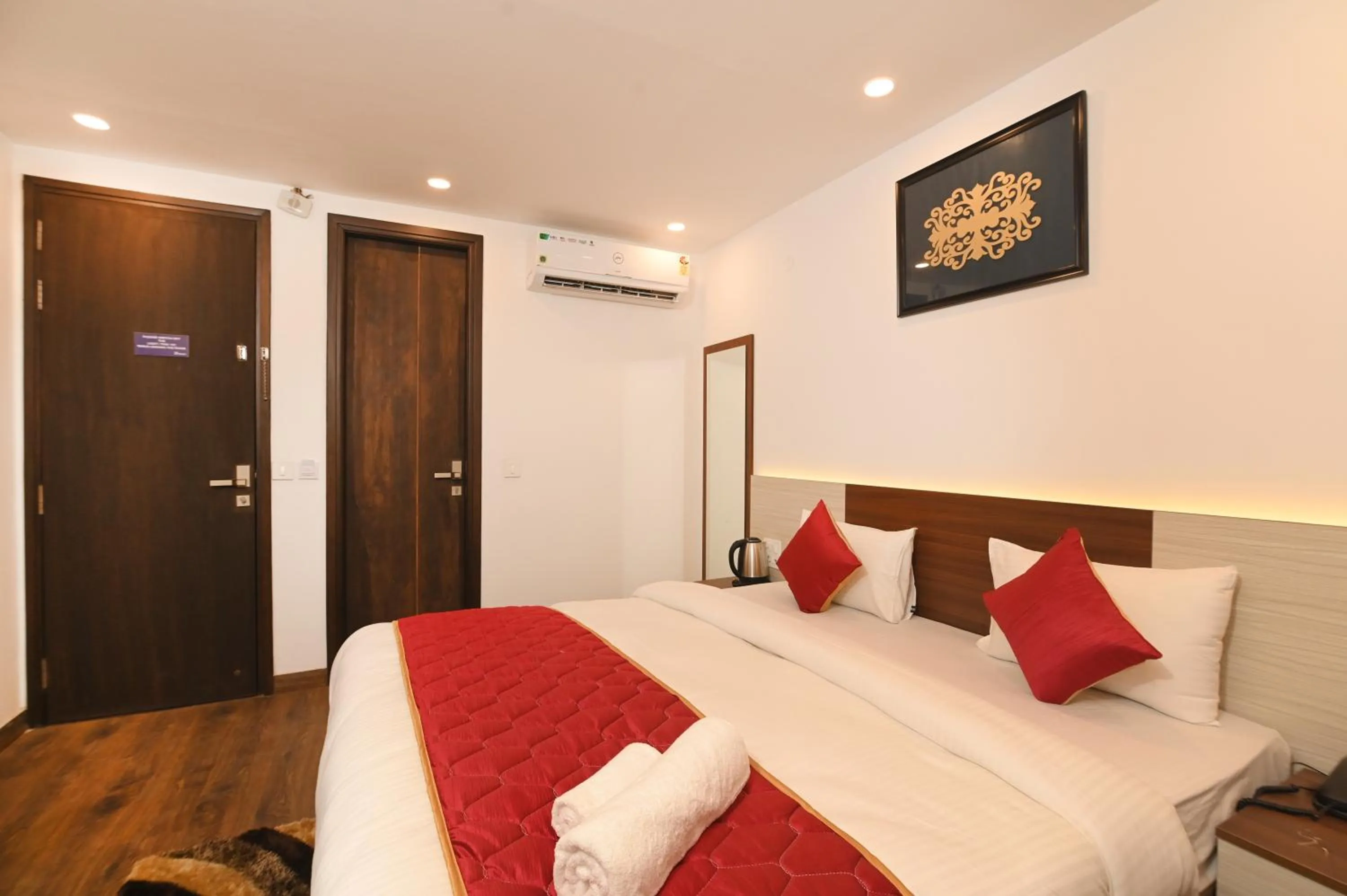 Photo of the whole room, Bed in The Altruist Business Stays , DLF Phase 3