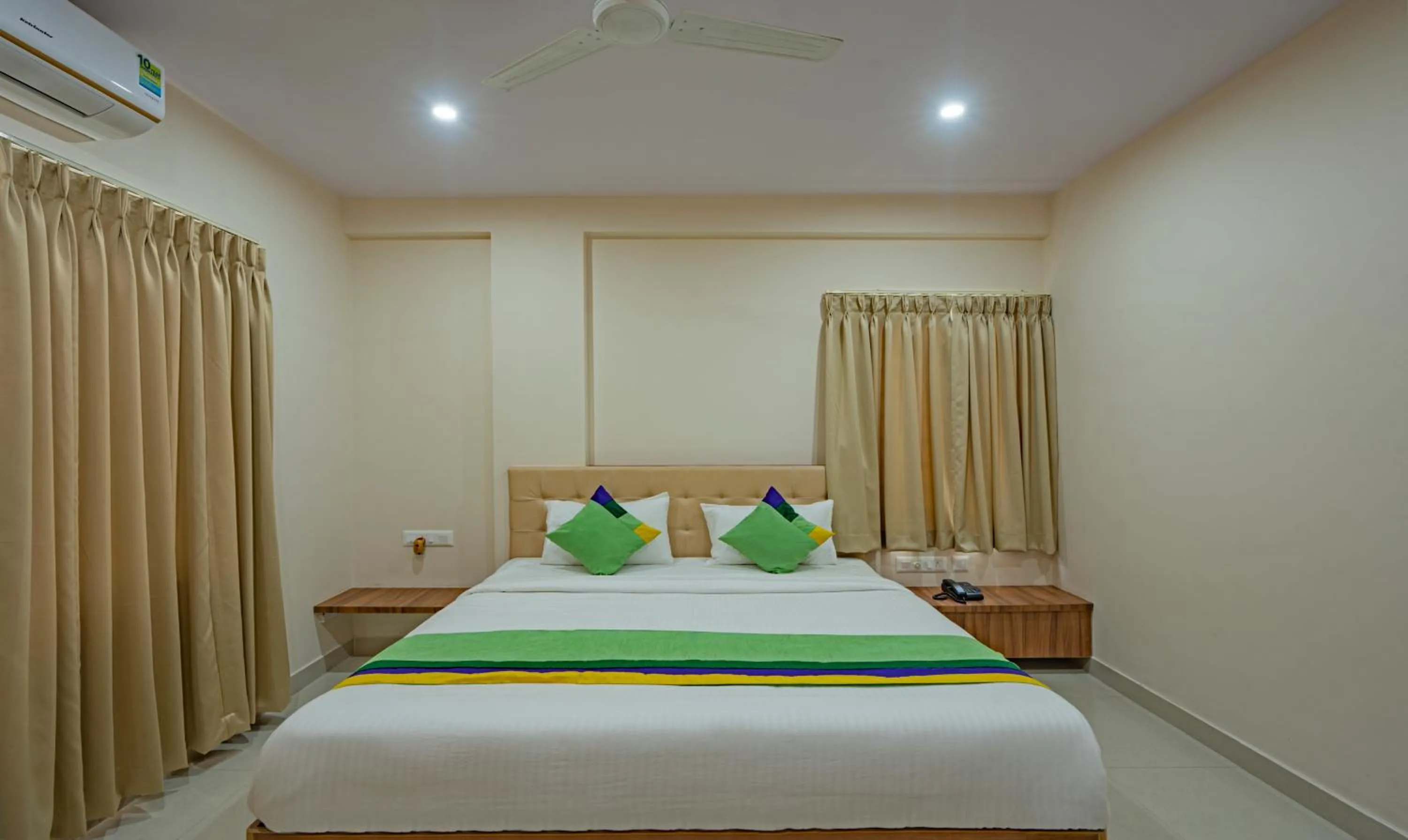 Bedroom, Bed in Treebo Global Stay, Uttarahalli