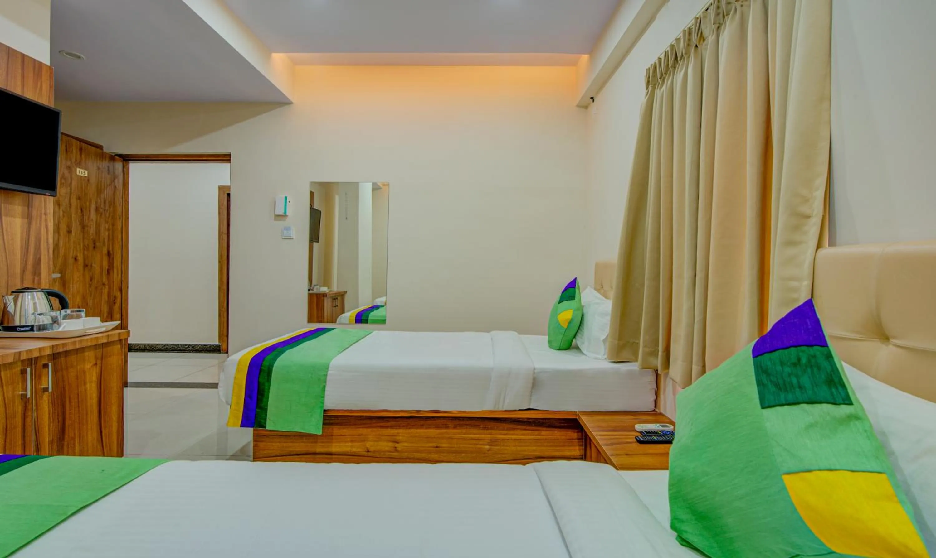 TV and multimedia, Bed in Treebo Global Stay, Uttarahalli