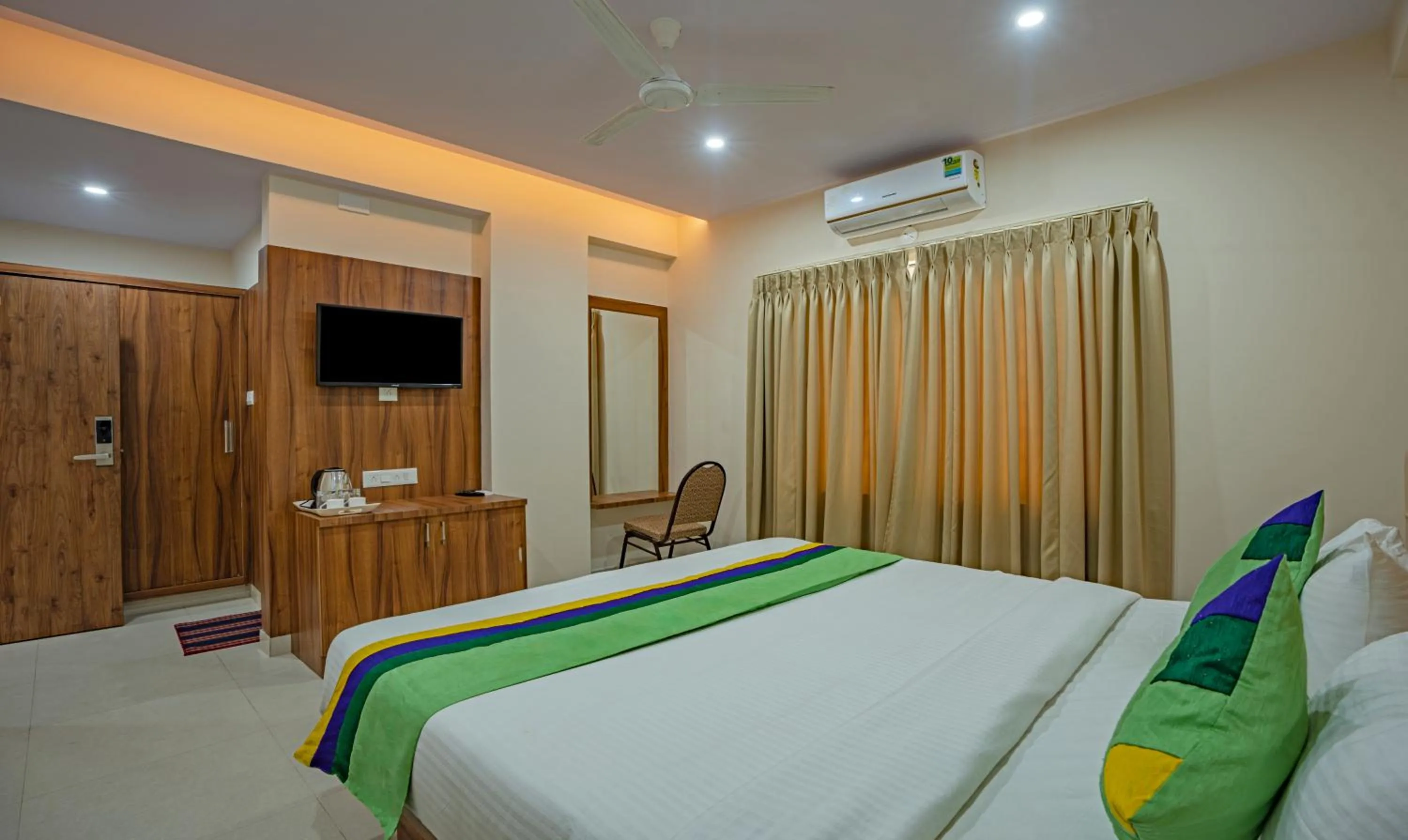 TV and multimedia, Bed in Treebo Global Stay, Uttarahalli