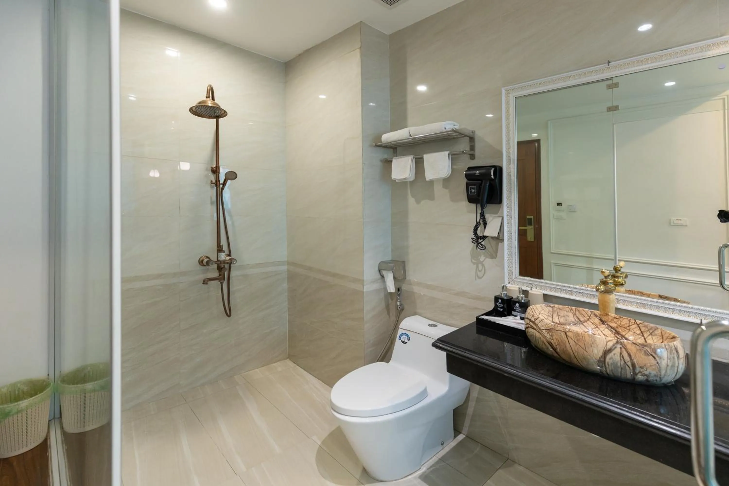 Shower in Royal Hotel Thanh Trì