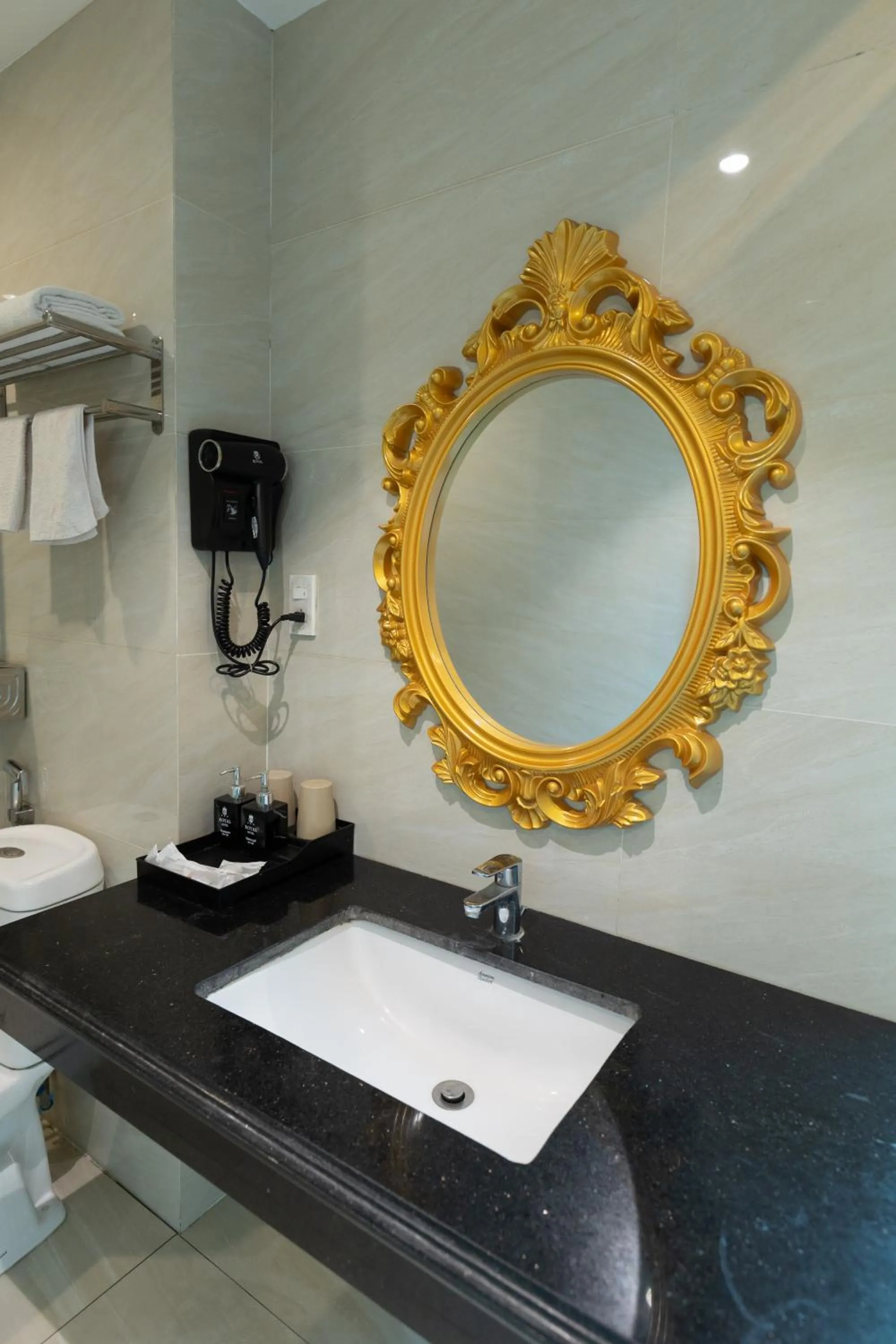 Toilet in Royal Hotel Thanh Trì