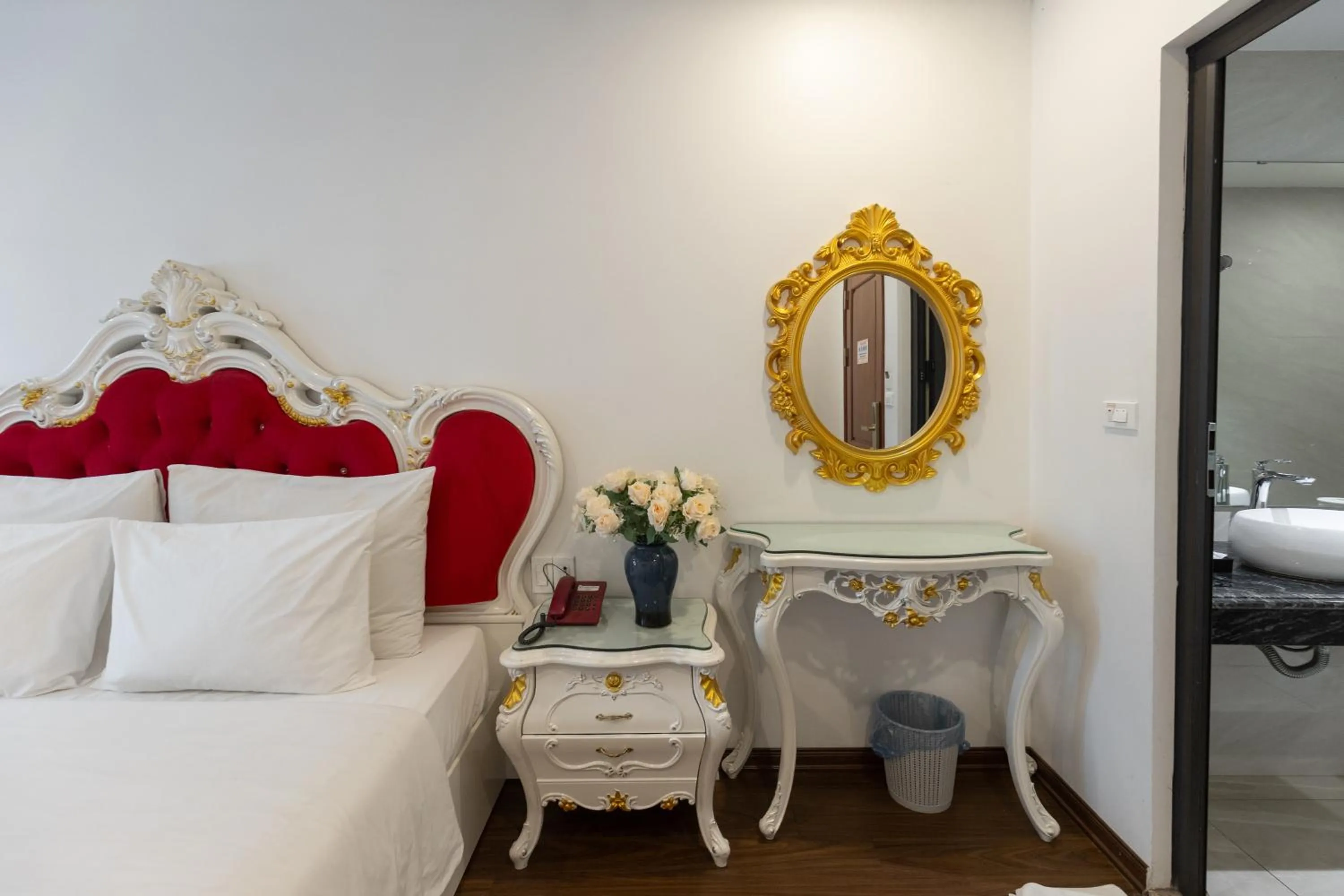 Bed in Royal Hotel Thanh Trì