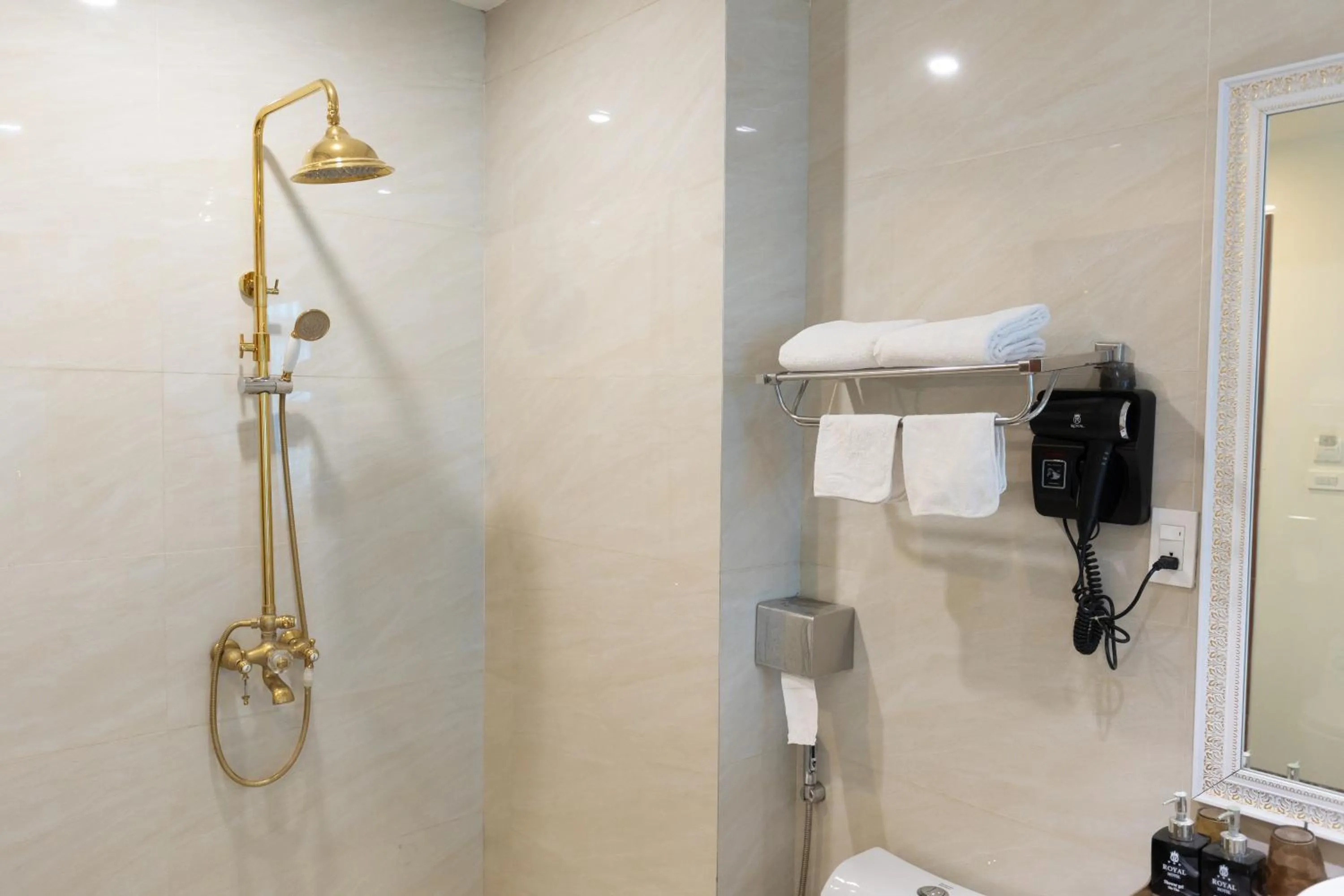 Shower in Royal Hotel Thanh Trì