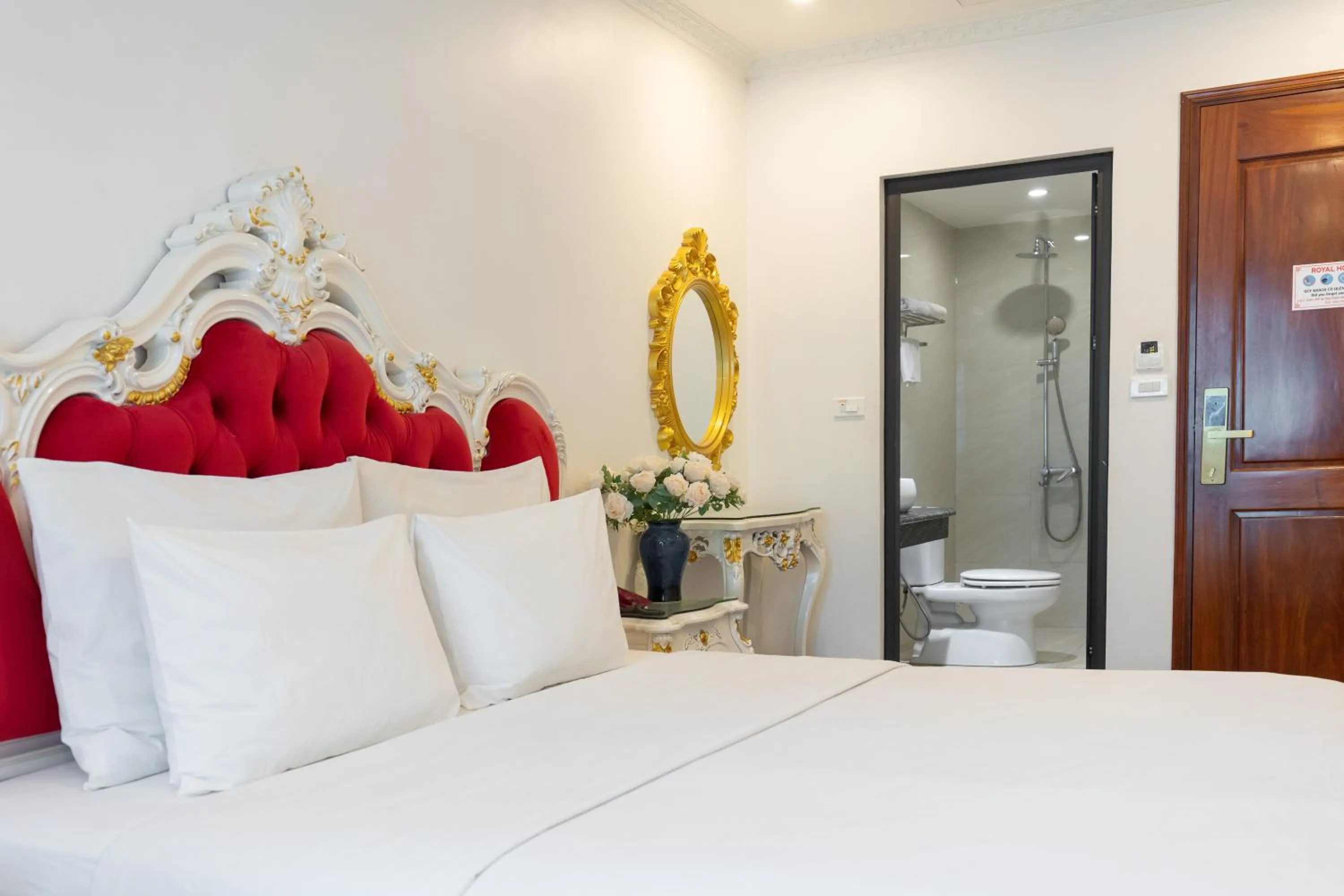 Toilet, Bed in Royal Hotel Thanh Trì