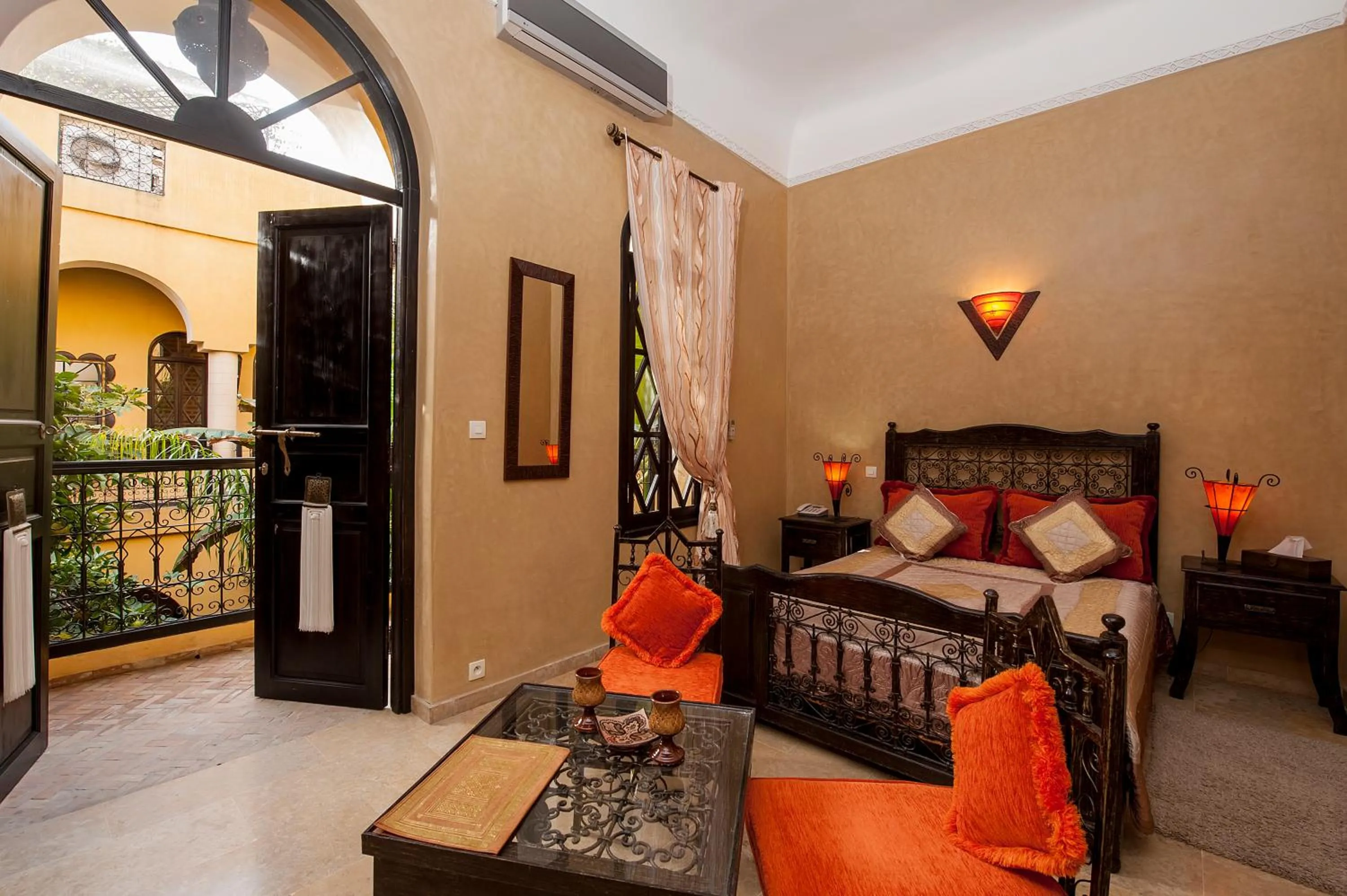 Photo of the whole room, Bed in Riad Soleil D'orient