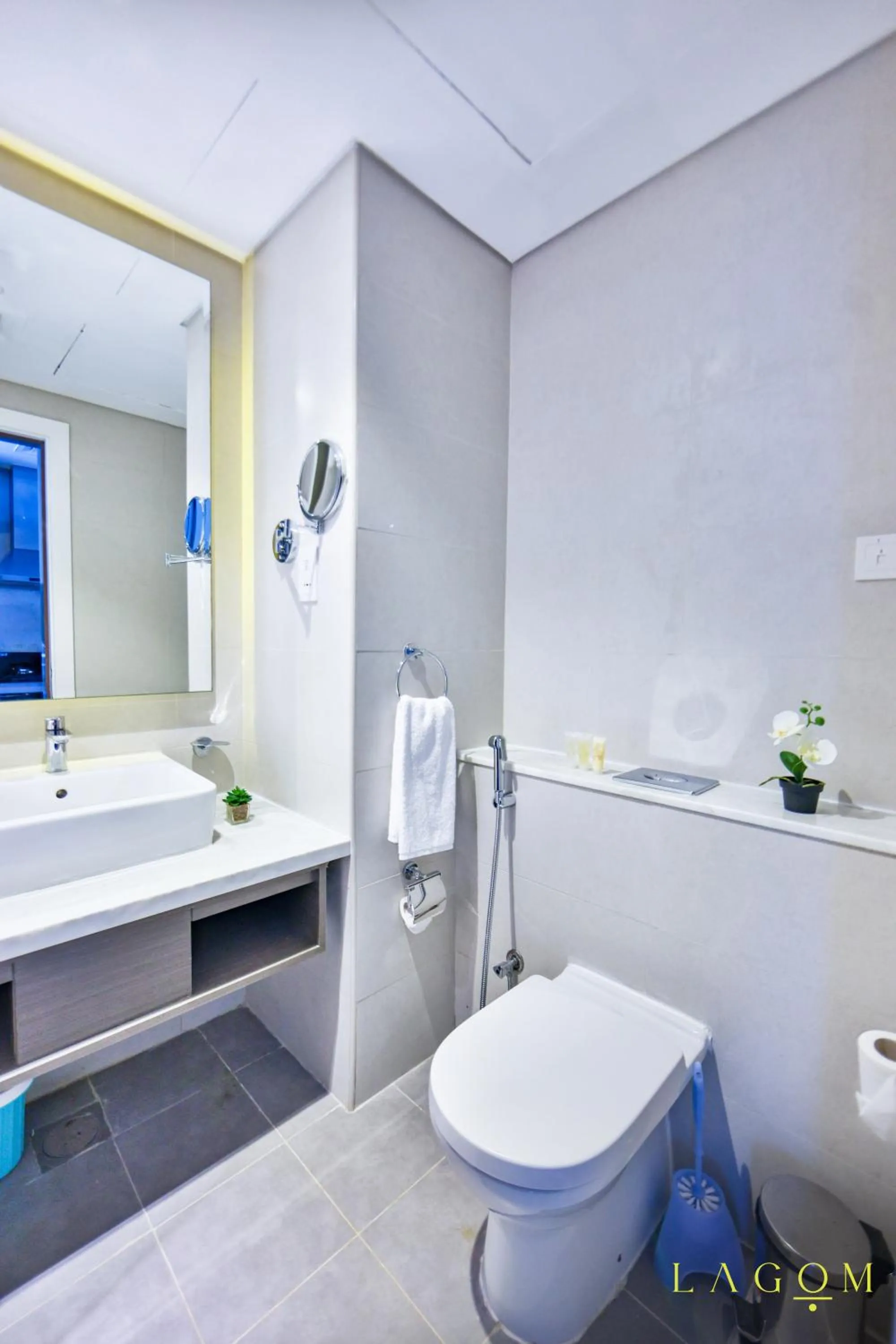 Toilet in Winds of the Canal by Lagom - Business Bay Dubai