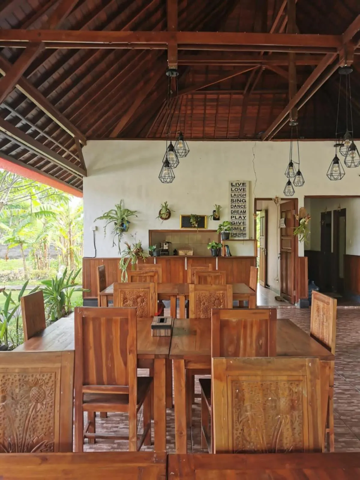 Restaurant/places to eat in Maharatu Villa Lembongan