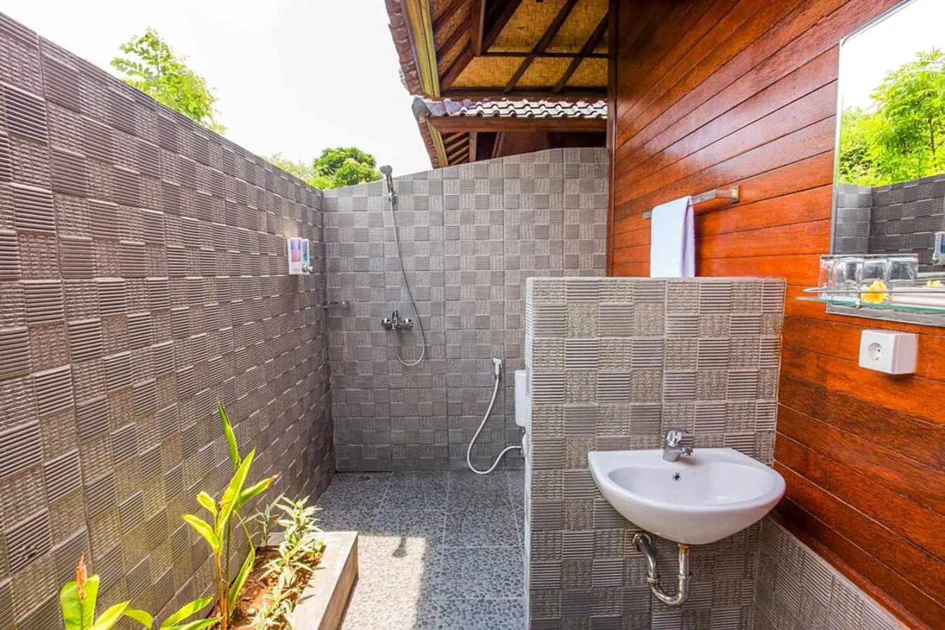 Shower in Maharatu Villa Lembongan