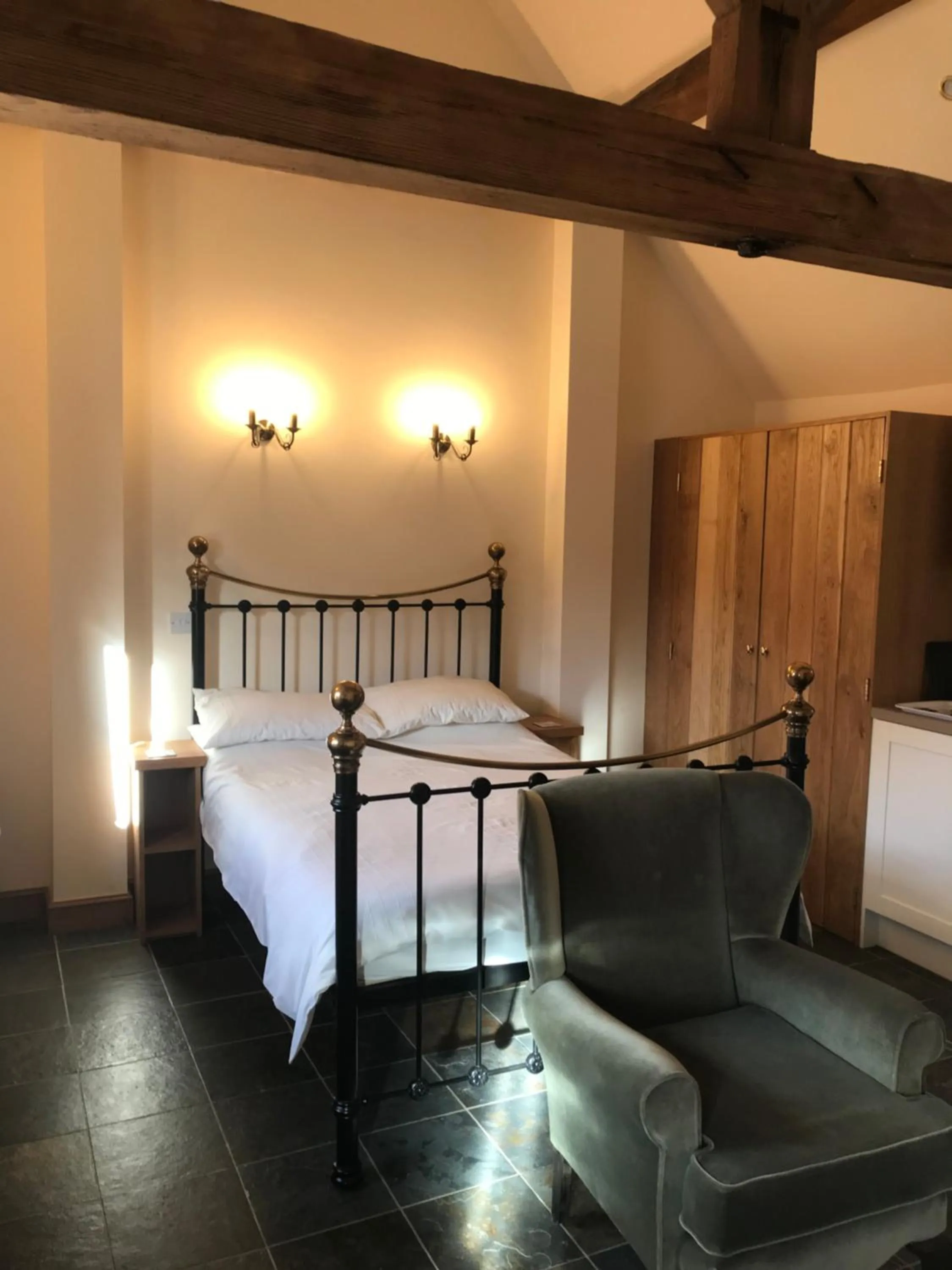 Bed in Nuneaton - Cottage - Sleeps 2 - Parking - Garden