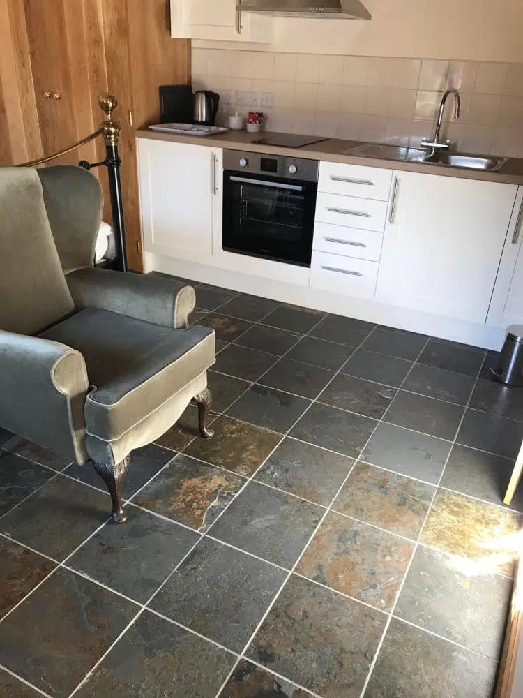 Nuneaton - Cottage - Sleeps 2 - Parking - Garden