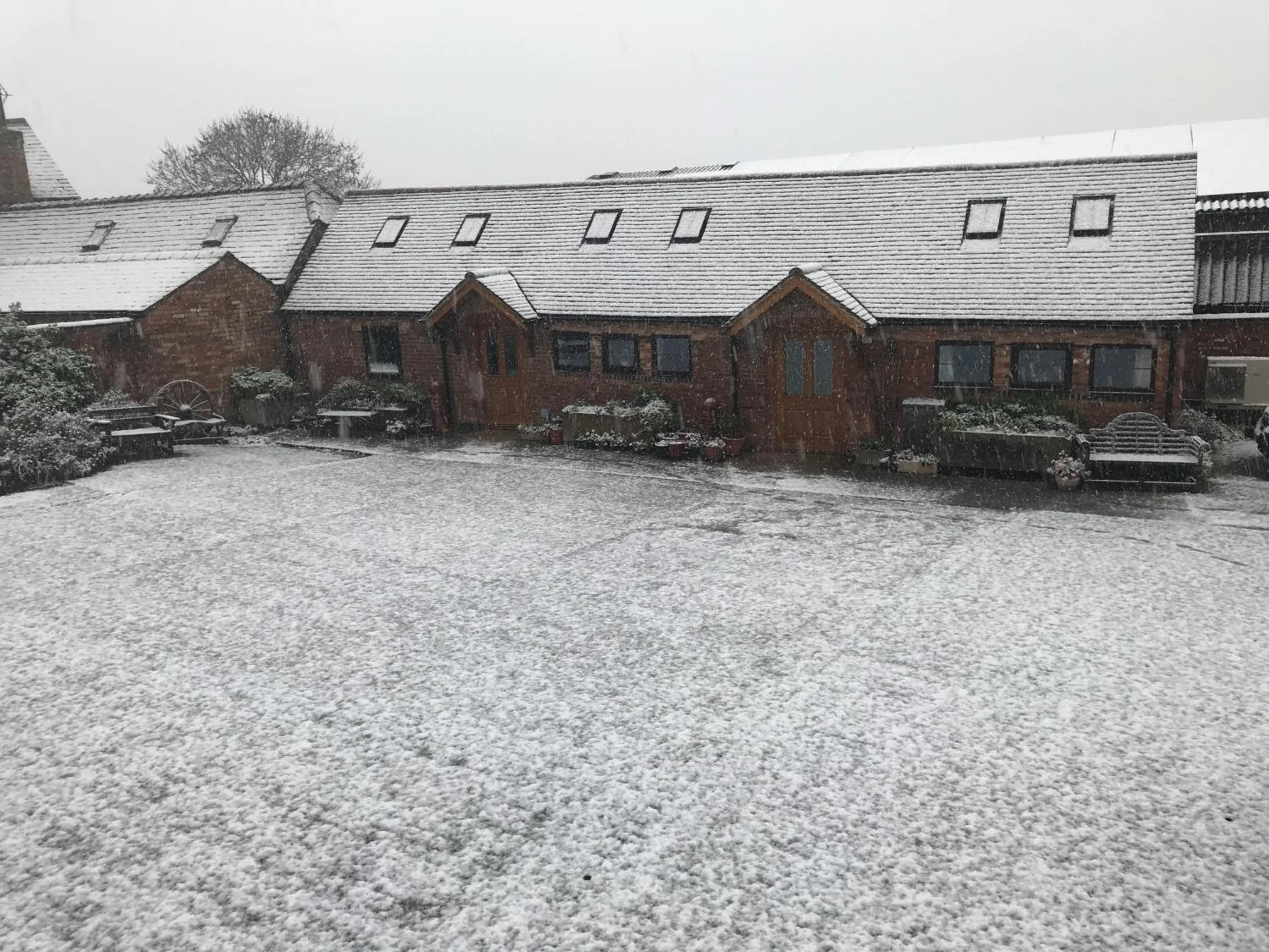 Winter in Nuneaton - Cottage - Sleeps 2 - Parking - Garden